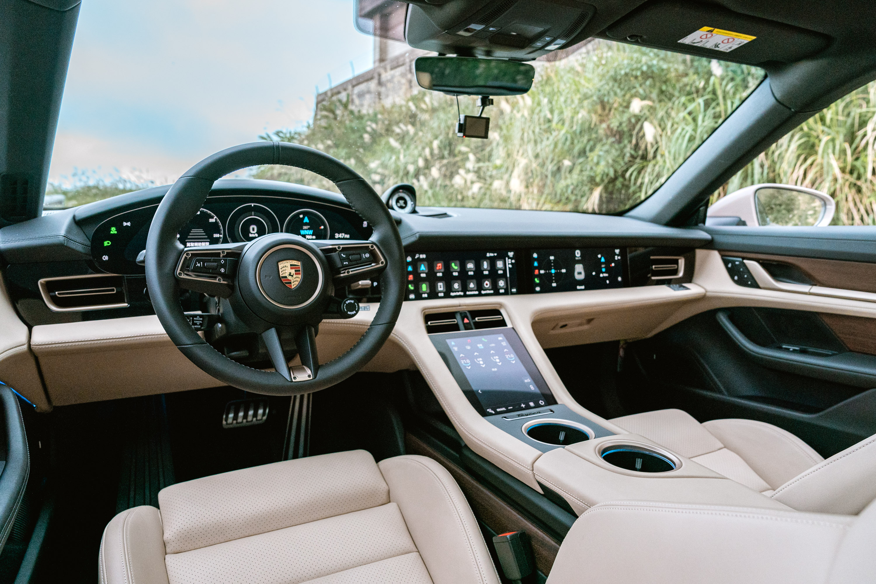 如果將Taycan Cross Turismo選滿的所有螢幕都開啟便是圖中樣貌;由左至右是16.8吋曲面數位儀表、10.9吋PCM影音觸控螢幕,副駕駛前方資訊娛樂顯示螢幕(Apple CarPlay的地圖導航也能顯示於此)。