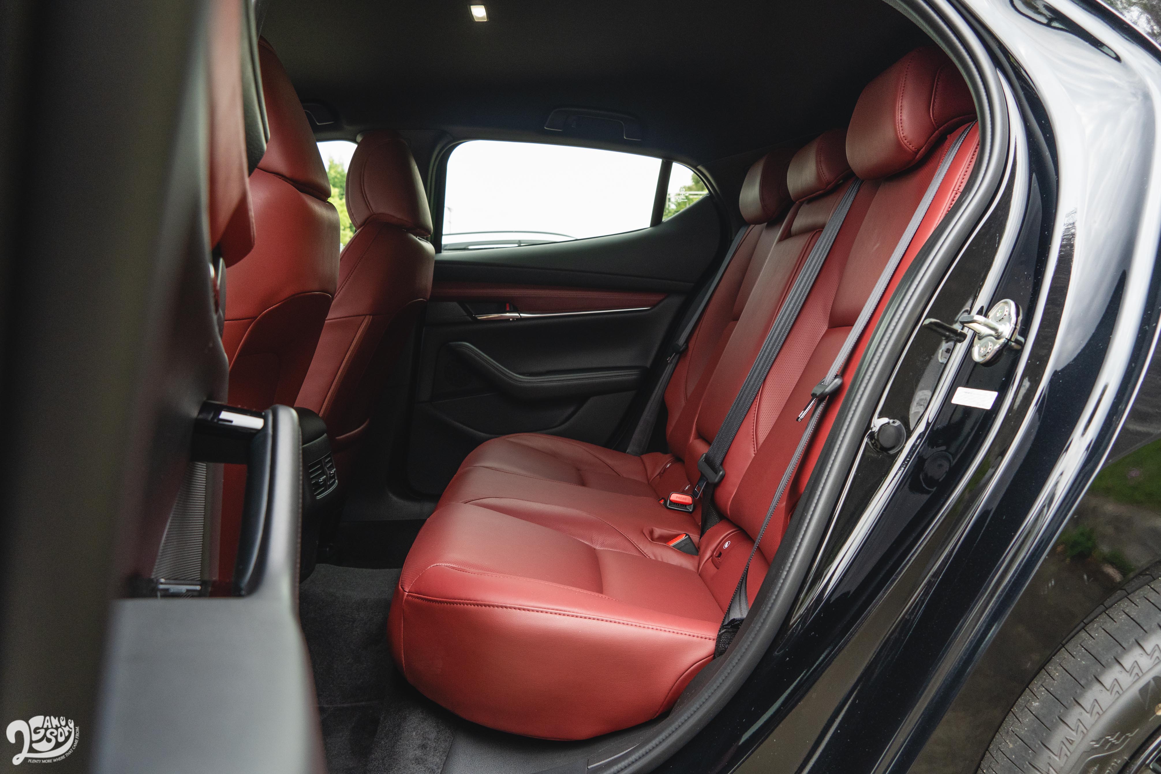 後座較對手侷促。