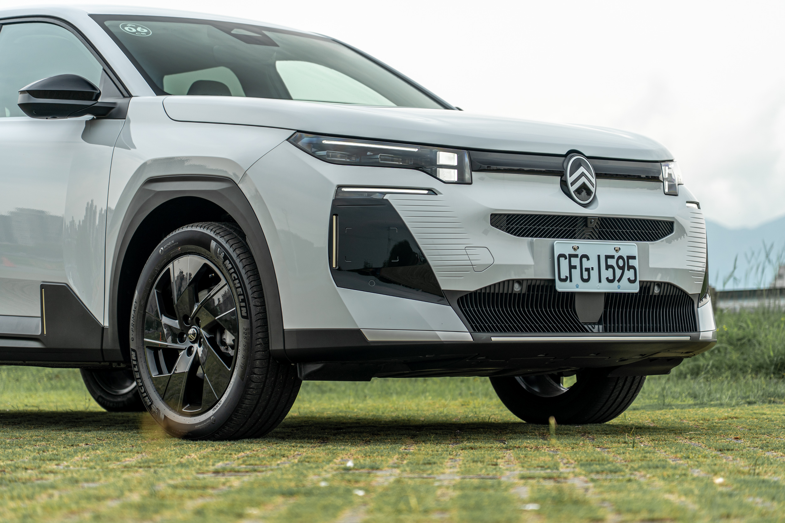 相較於過往較為圓潤的線條拉伸，本次 C5 Aircross 改以大量幾何造型來堆疊車格。