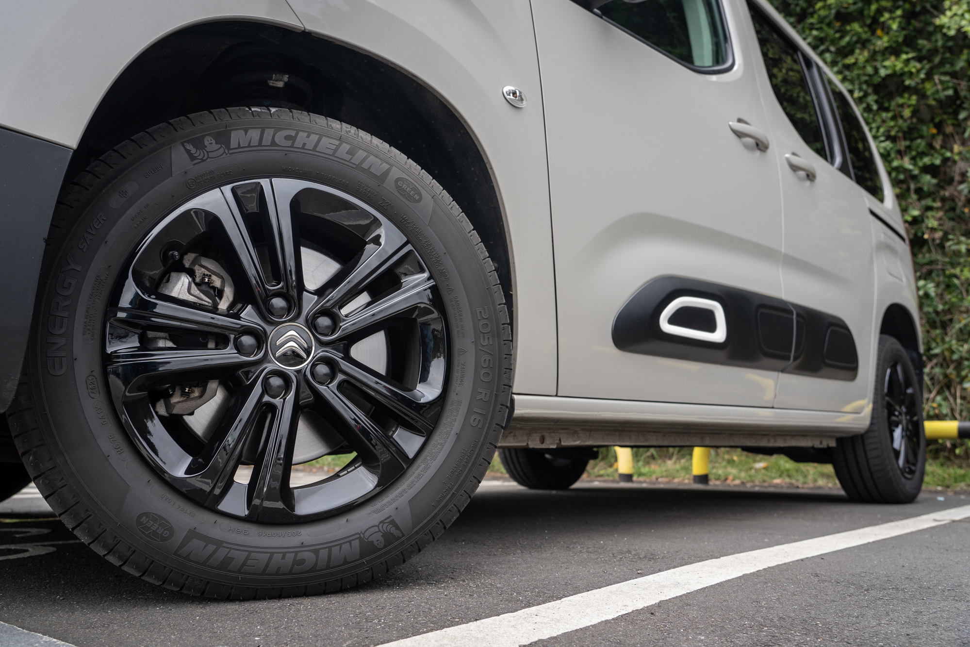 Berlingo 車系皆配備 205 / 60 R16 胎圈規格。