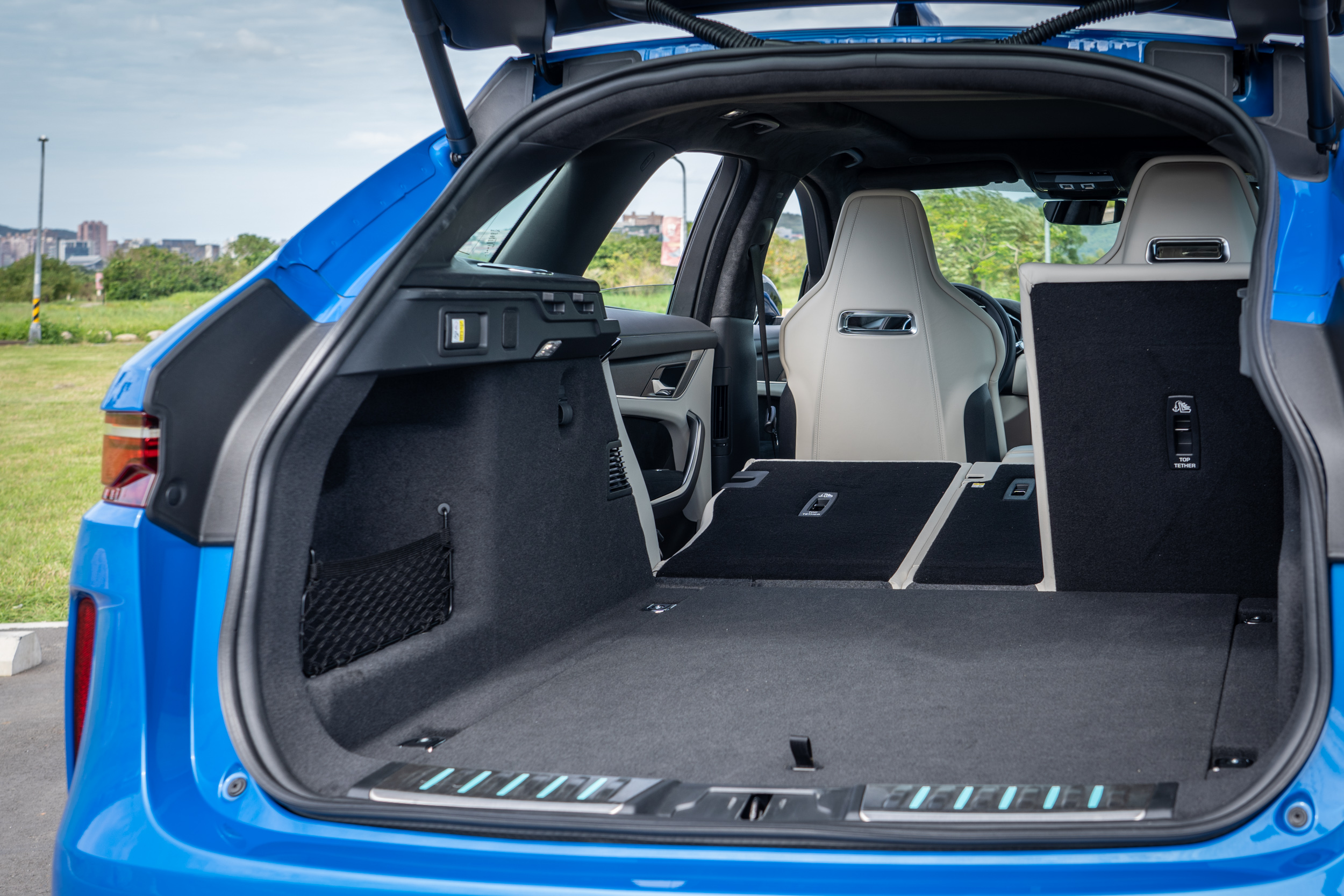 標準乘坐狀態下就有 613 公升的置物容積,透過後座椅背傾倒機制,可以進一步擴充置物空間。