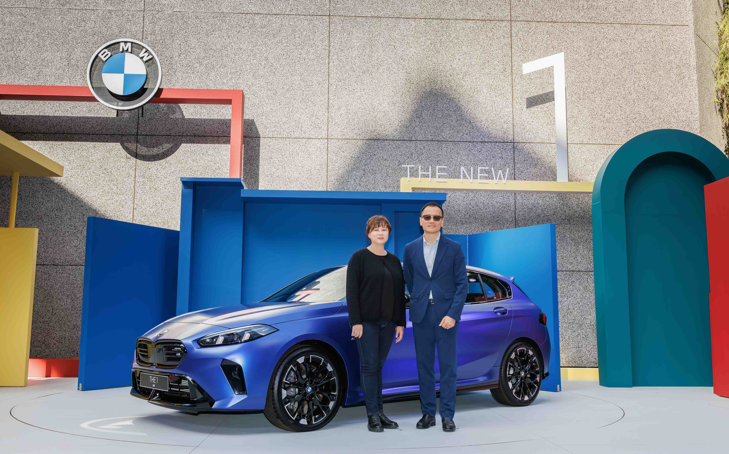 BMW 總代理汎德公司總經理李昀潔（左）與 BMW Group 台港澳執行董事 Raymond Tan（右）。