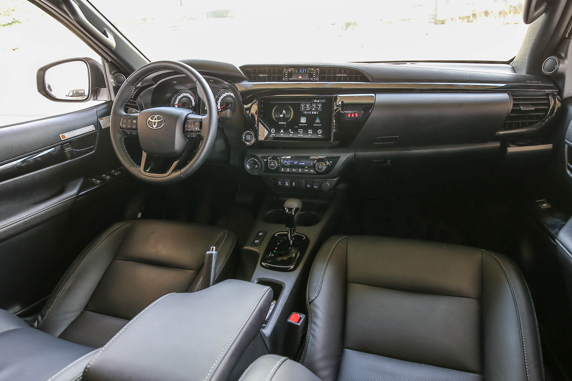 座艙內的風格與 Toyota 一般房車的設計風格大抵相同。