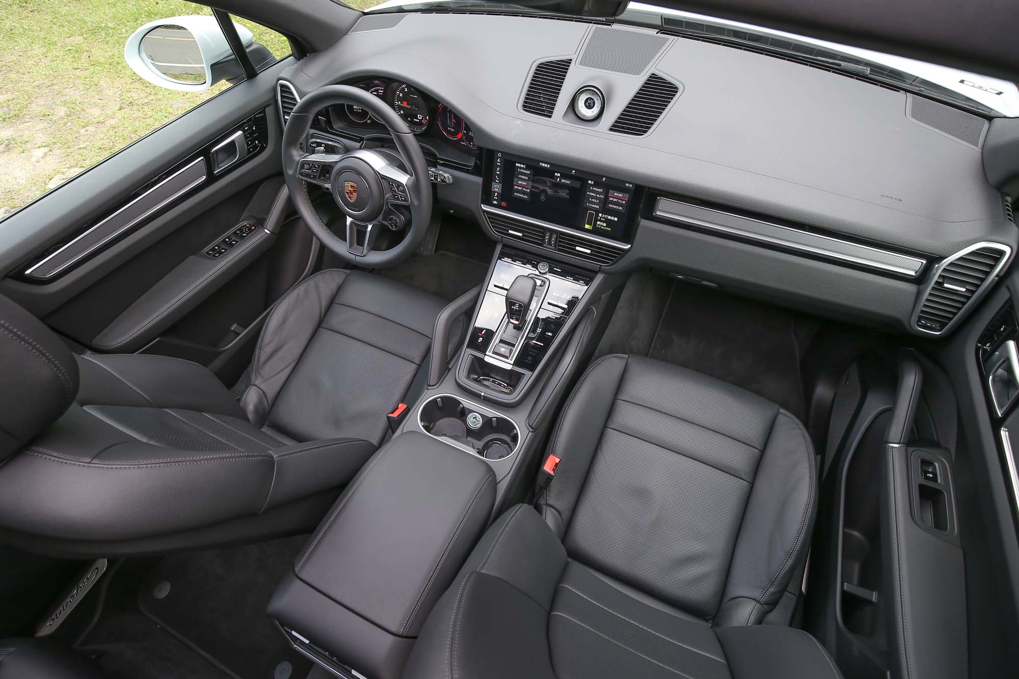 就算導入大量的螢幕與觸控科技，座艙的設計還是一貫的 Porsche 風格，簡約俐落，排列工整。