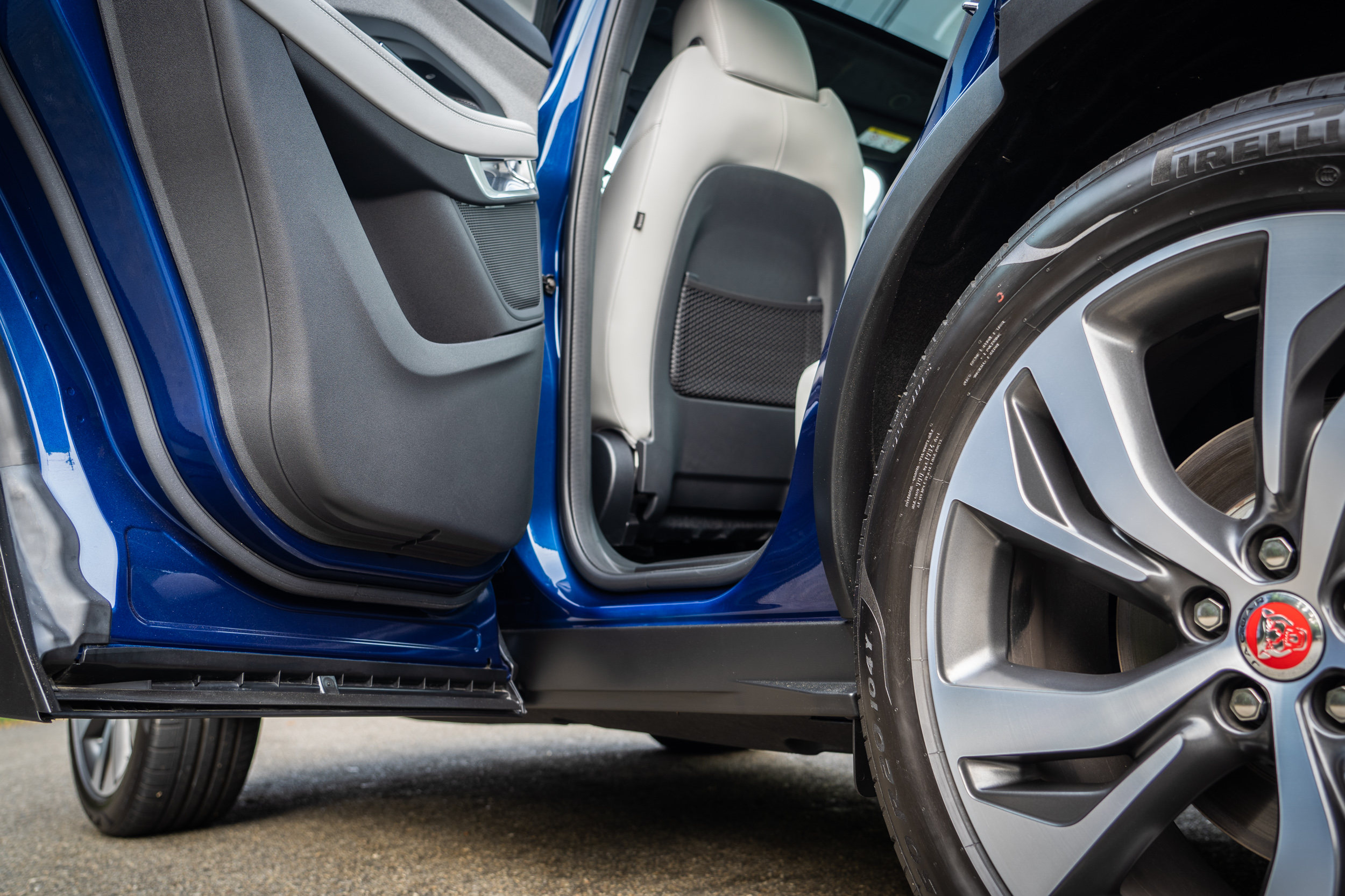 採全包式車門，上下車時可有效避免腿部髒污。