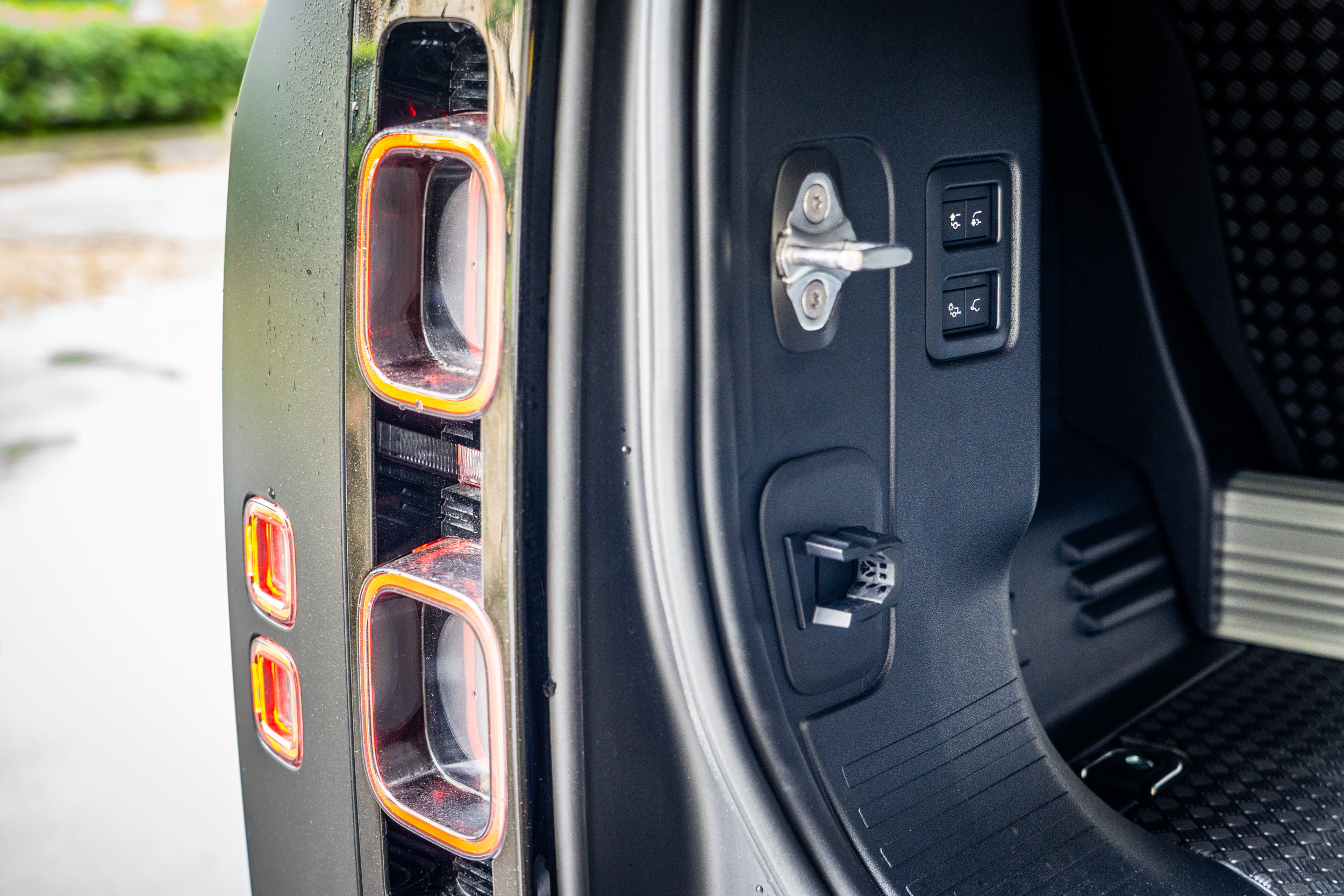 為了便利行李箱放置或拿取物品，可從後廂一側控制電子氣壓懸吊系統，讓車身抬升或下降。