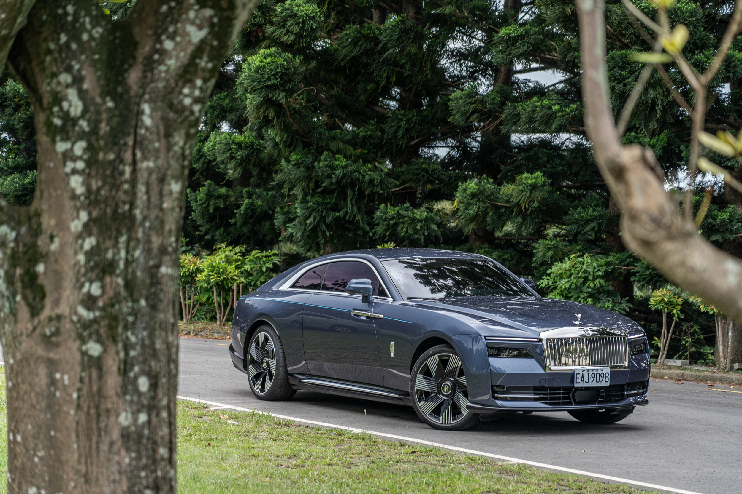 試駕車款為勞斯萊斯Spectre，基本車輛價格為新台幣2,268萬，加上台灣專屬套件價格224.6萬元，與選配價格367.8萬元，總價高達2,860.4萬元。