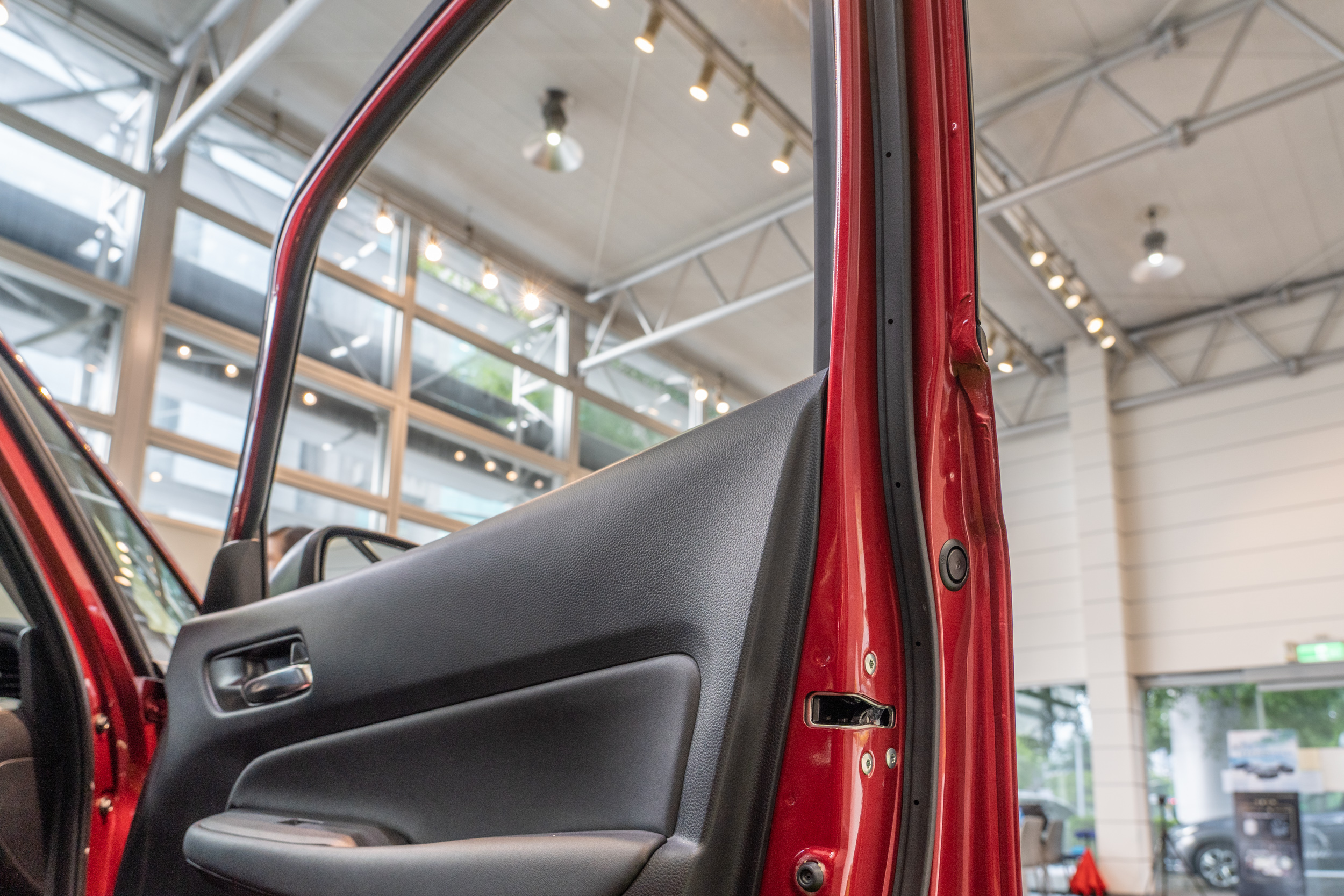 過去車門鈑件設計區分為窗框與車門上下兩部分，全新 Fit 更加簡化鈑件數量，可同步減少車門厚度與提升剛性。