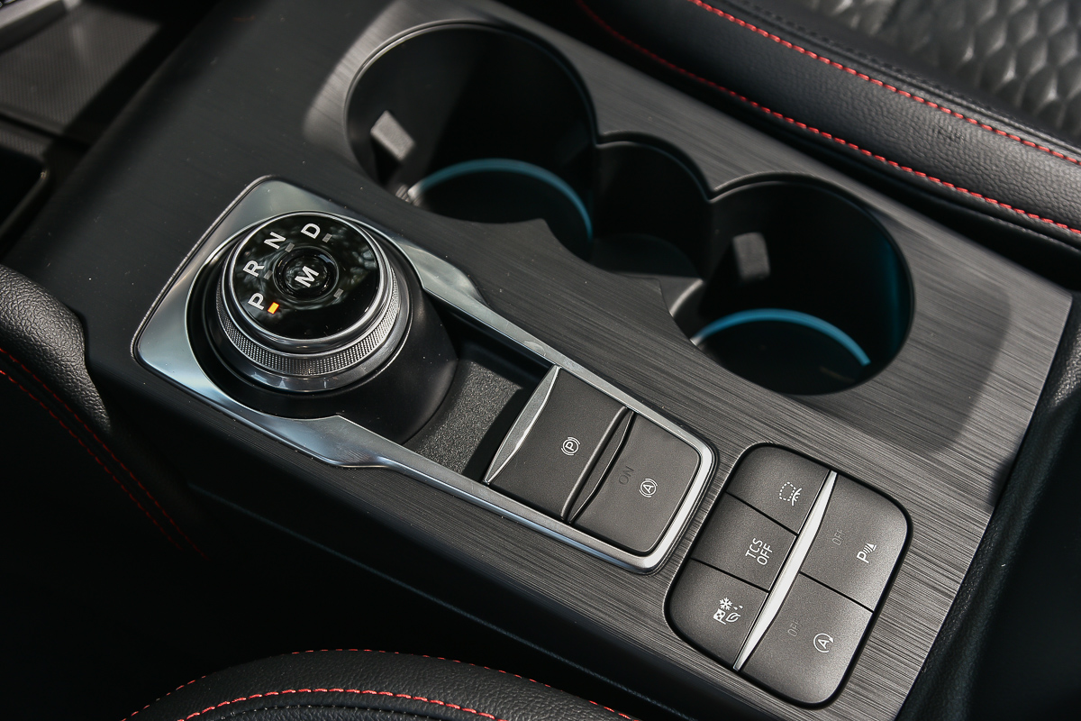 SelectShift八速手自排變速箱採用旋鈕控制，搭配電子手煞車完整釋出中船座空間，動態行車模式切換系統可省油可性能，讓動力呈現不同風貌。