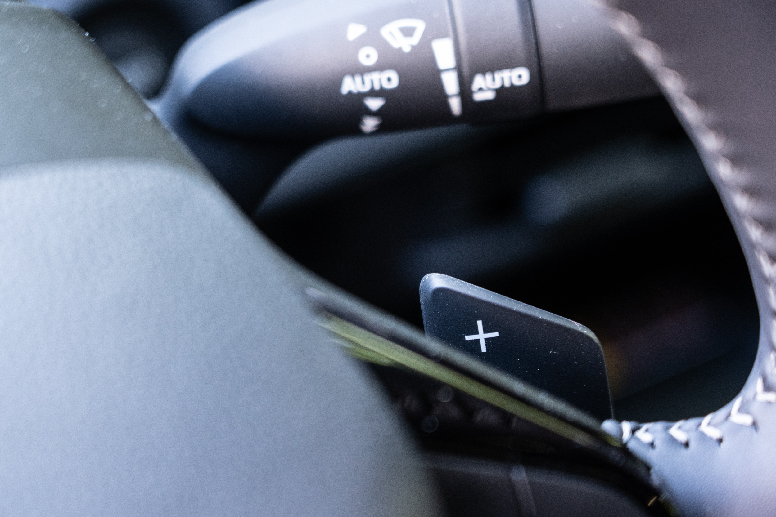 方向盤後方新增四段式再生煞車制動系統（附控制撥片），可依照偏好調整回充力道。