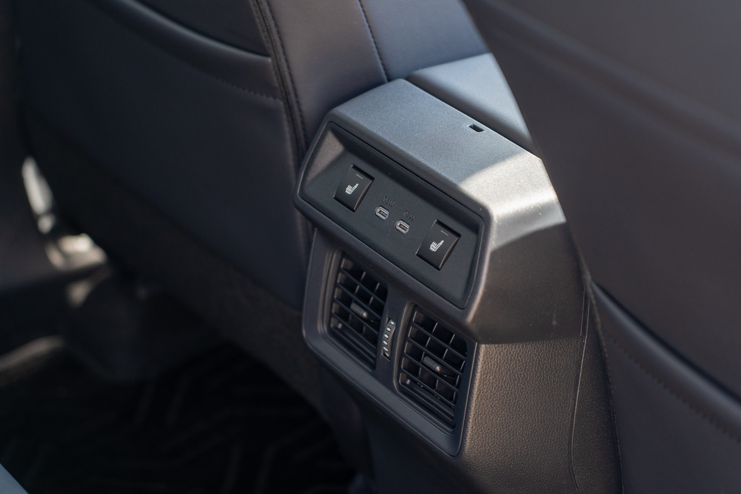 不僅全車系配備後座空調出風口，旗艦車型更有後座加熱功能。