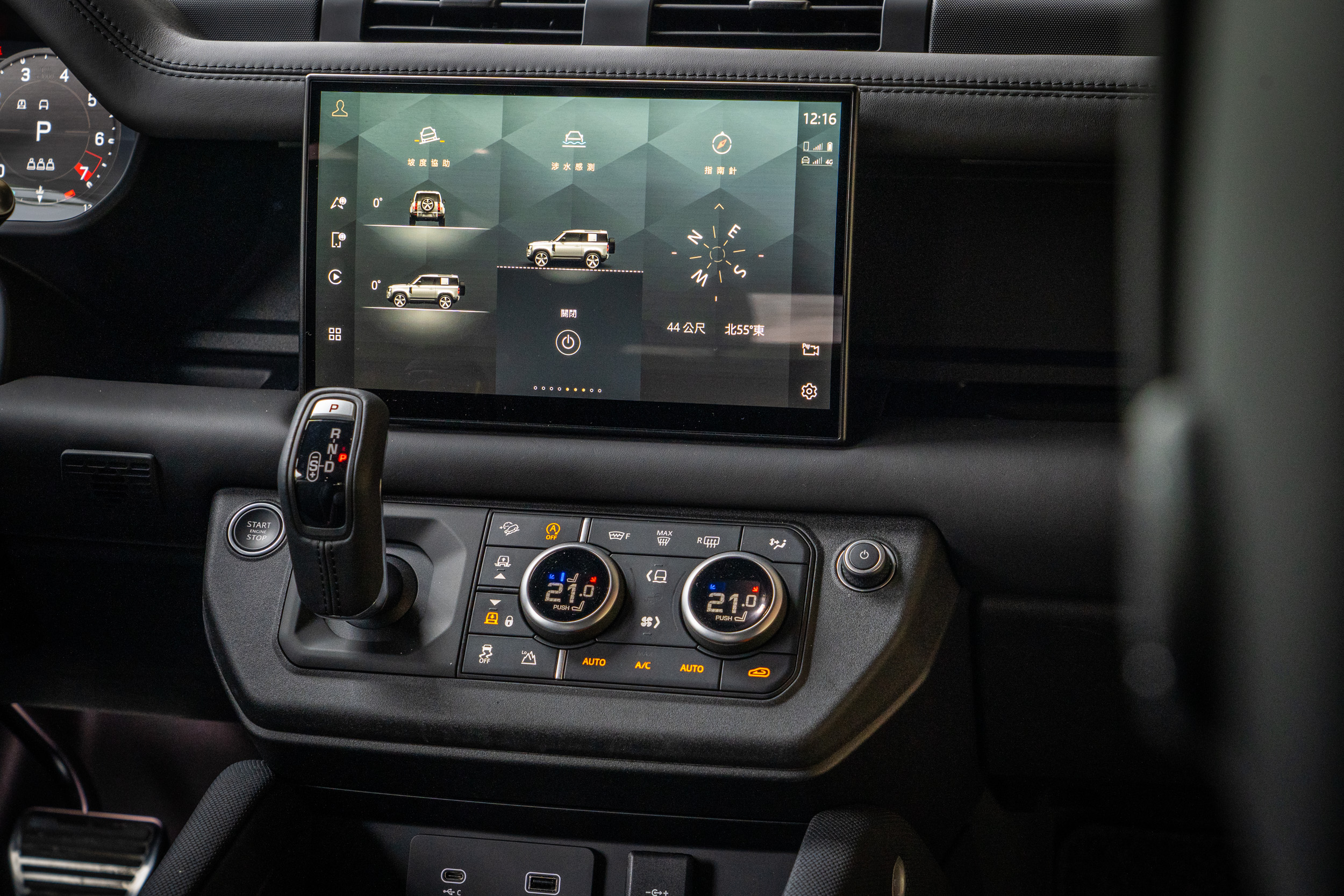 中控台為 11.4 吋 Pivi Pro 多媒體觸控式顯示螢幕。