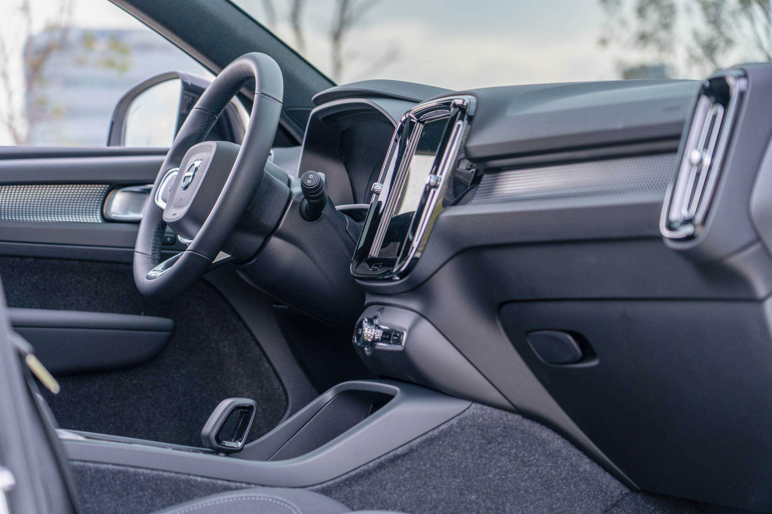 縱使進入純電世代,XC40 Recharge 依舊保有那招牌的北歐簡約設計,R-Design 則是國內 XC40 編成中的專屬。