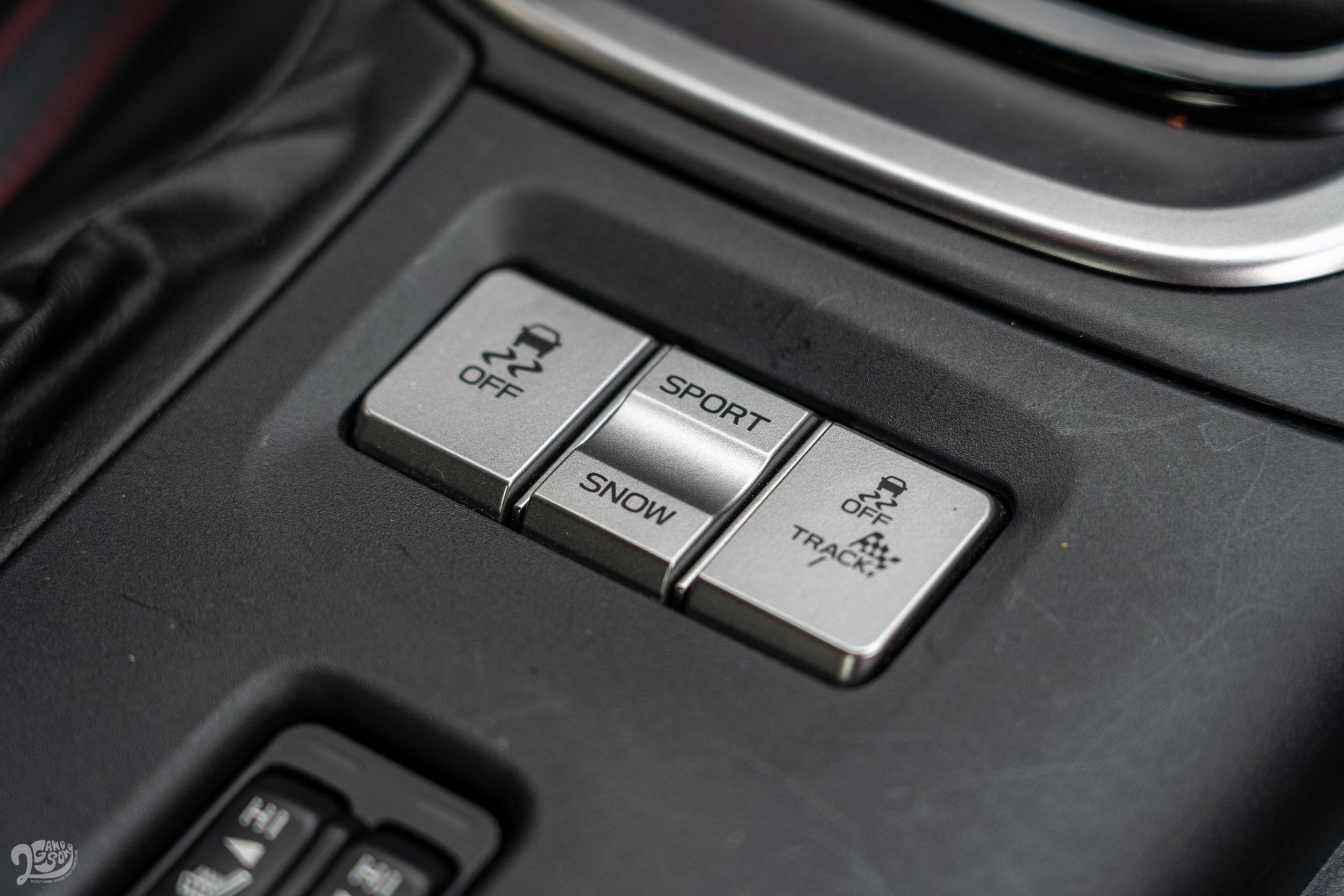 有關循跡系統、駕控模式的選擇,直接在排檔後方即可輕易切換。