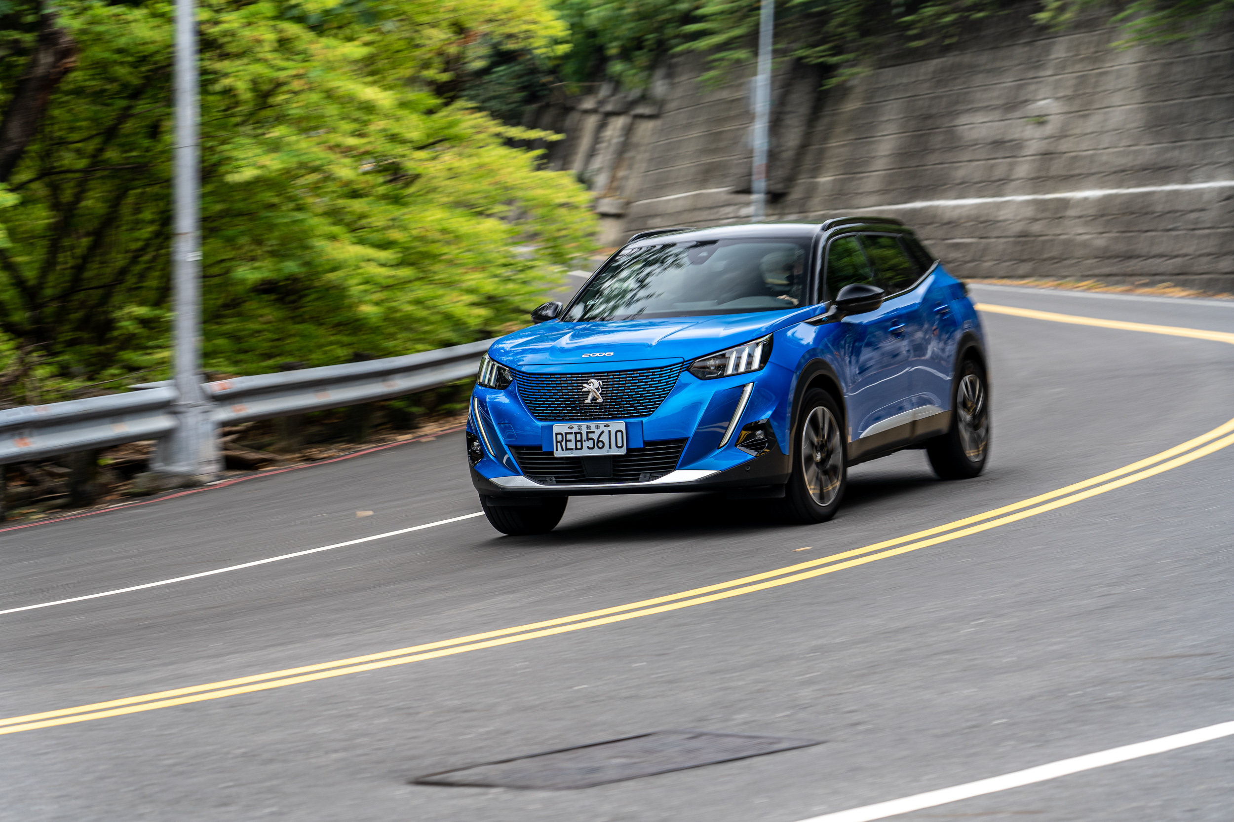 e-2008 歸因於車身重量的分配與緊湊的車身設定,在攻克山路相當游刃有餘。