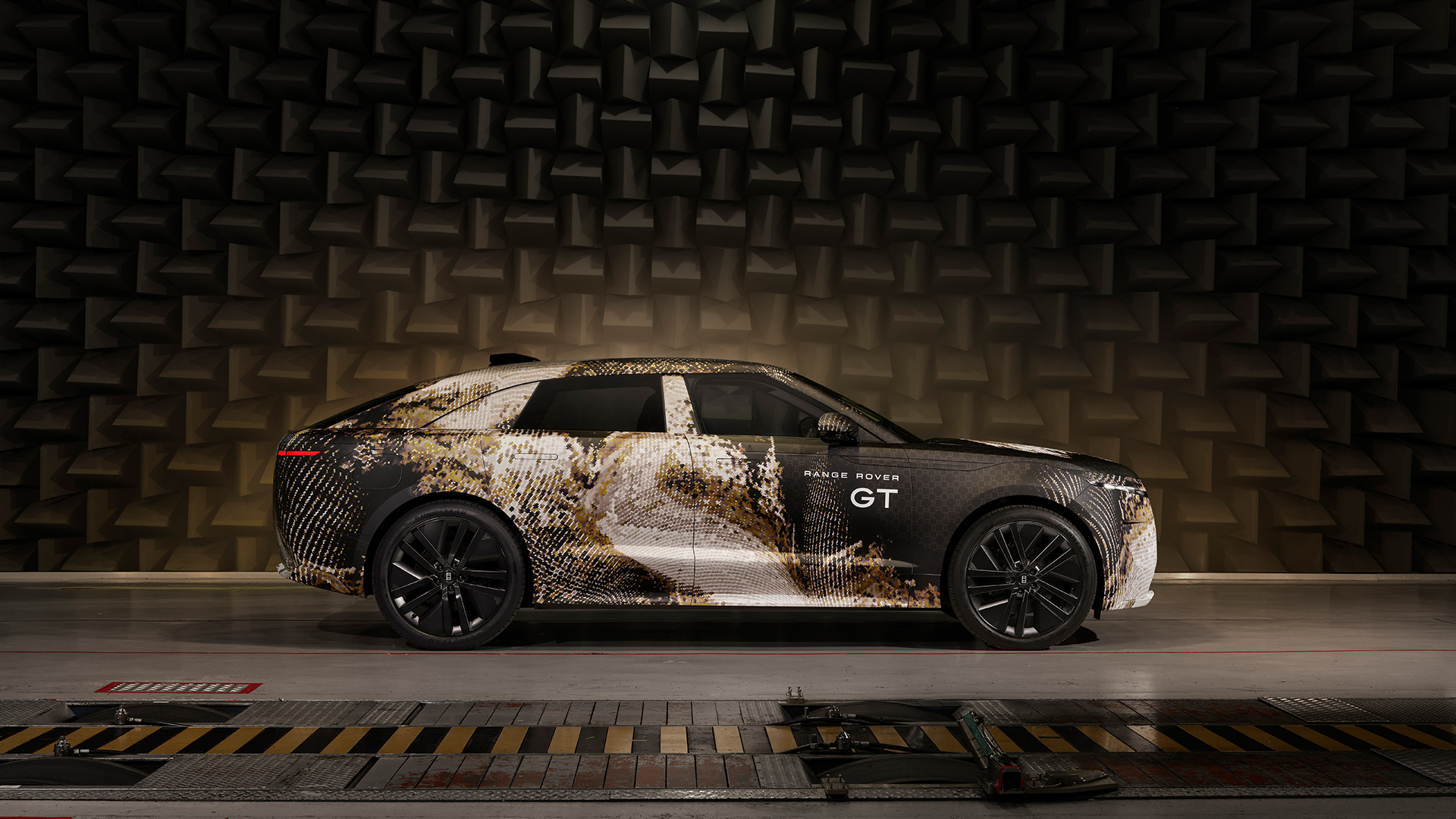 純電 EMA 平台加速研發進程！Range Rover GT 預告亮相！