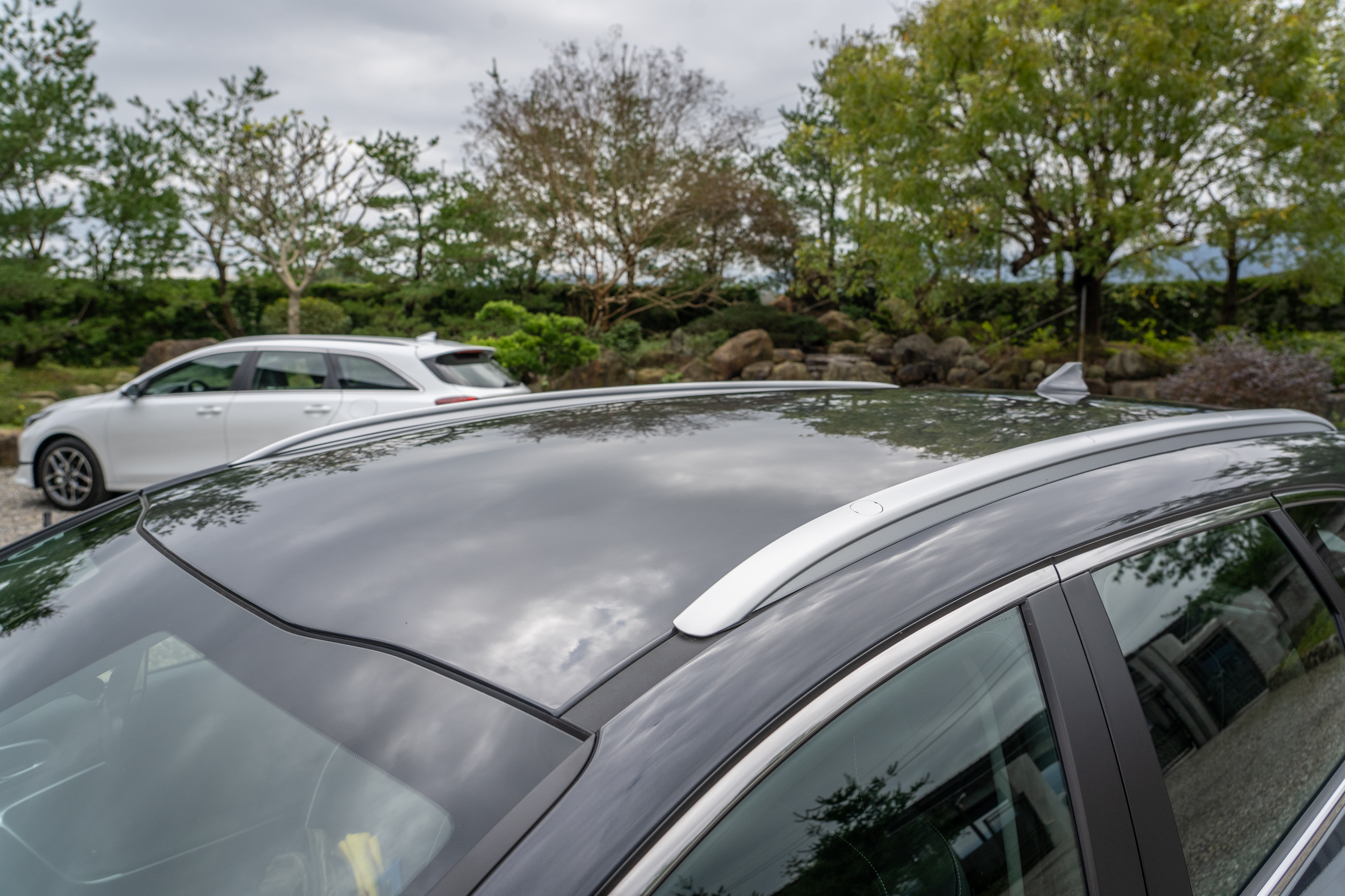 標配車頂行李架。