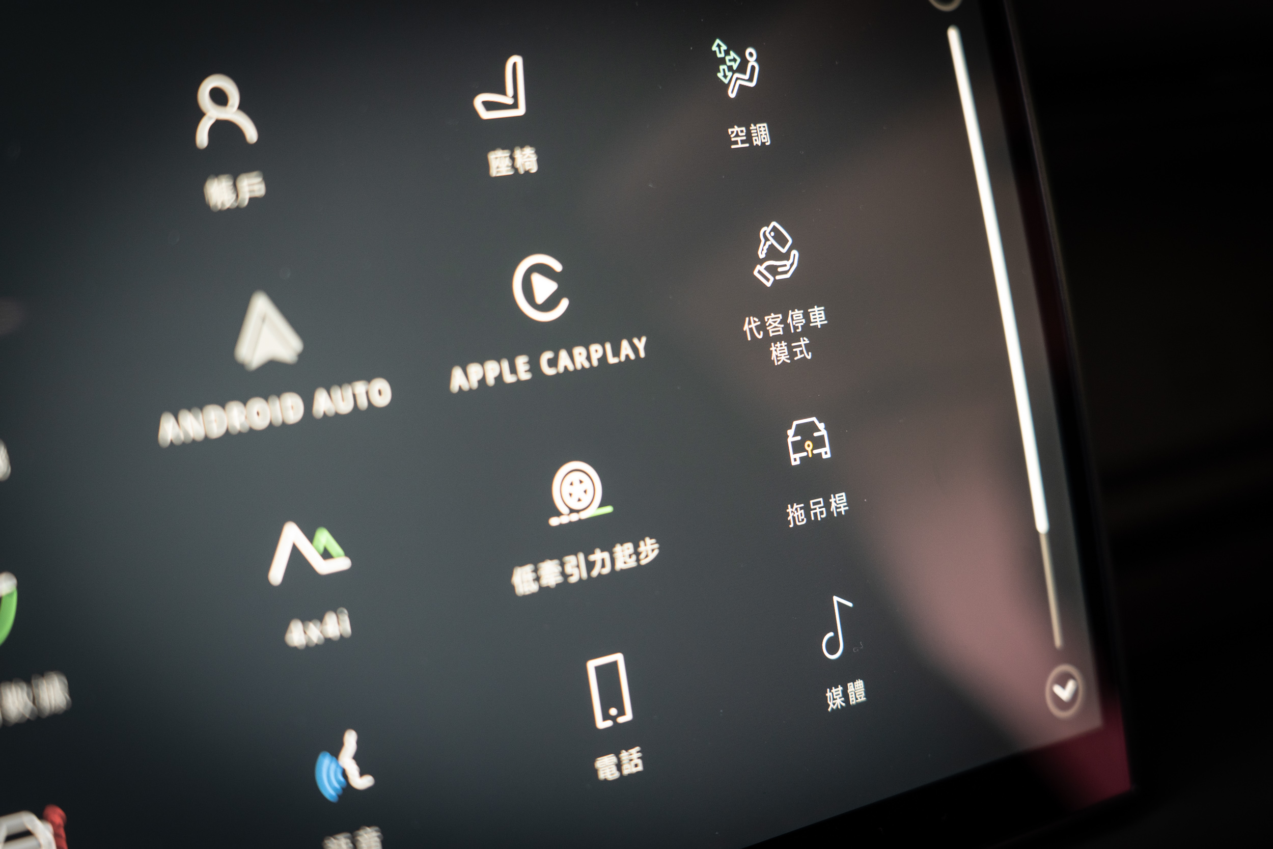 標配電動伸縮拖車勾與進階拖曳輔助。