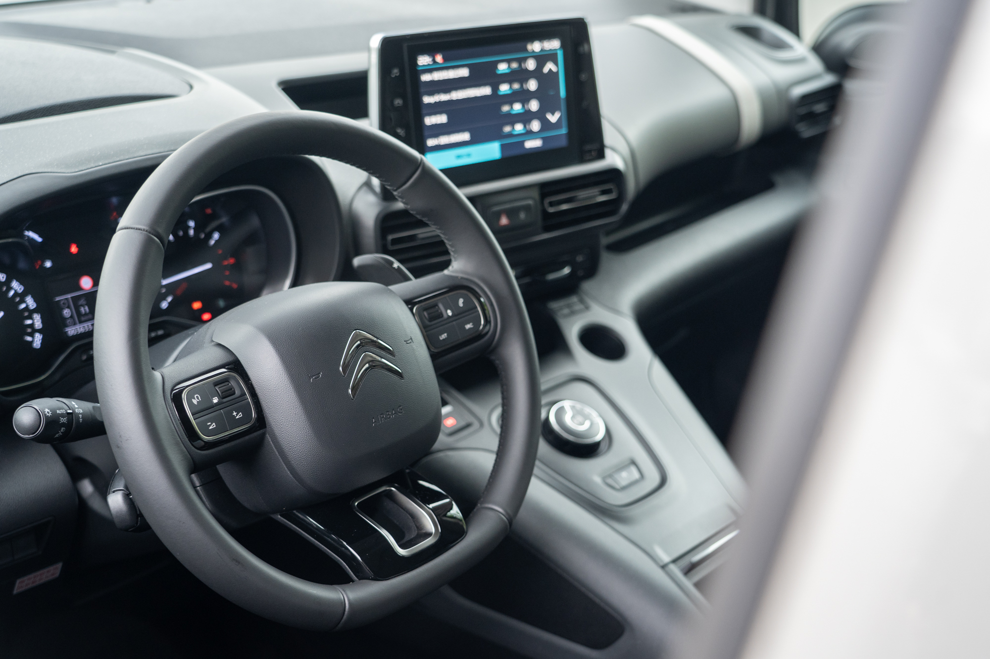 較小的方向盤盤徑操控起來猶如掀背車般輕巧。