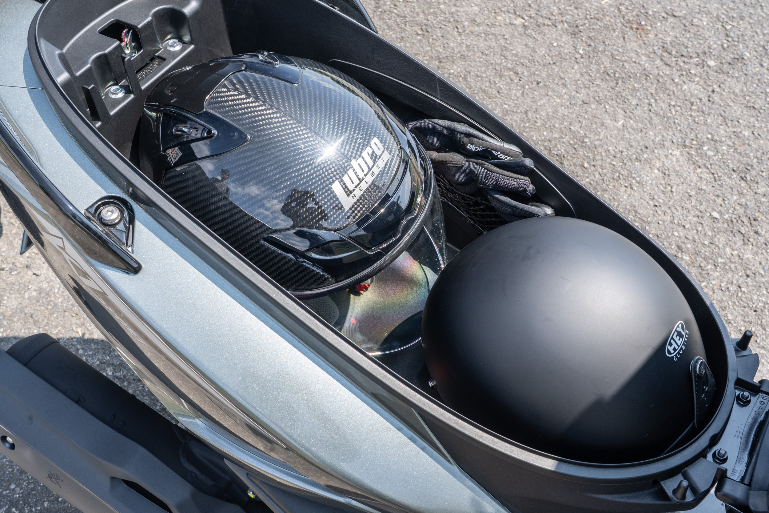 K1 150特仕版ABS版也同樣擁有招牌的37.4L優勢車廂空間。