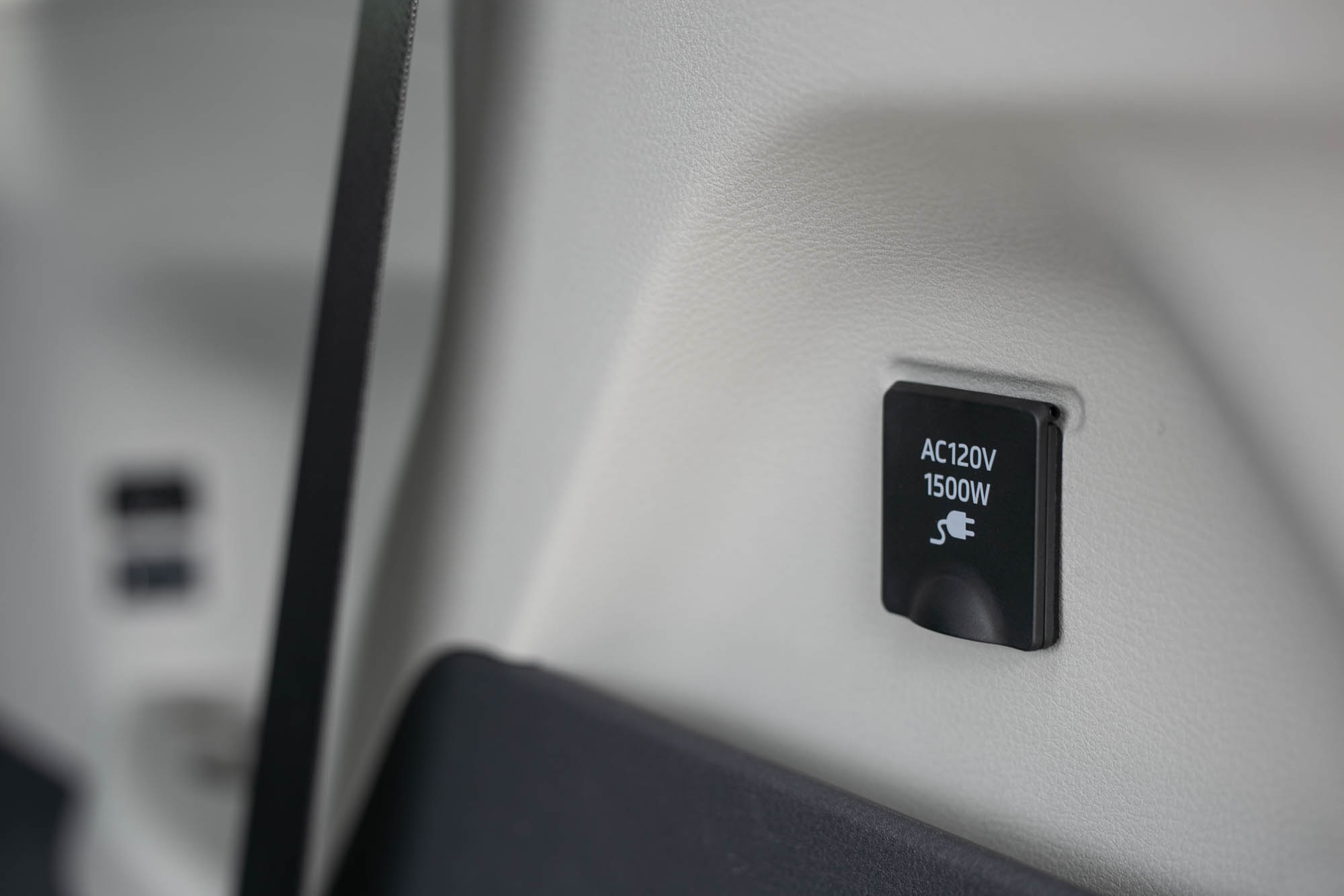 後廂右側配備 1500W 電源供應器,並有雙 AC120V 插座。