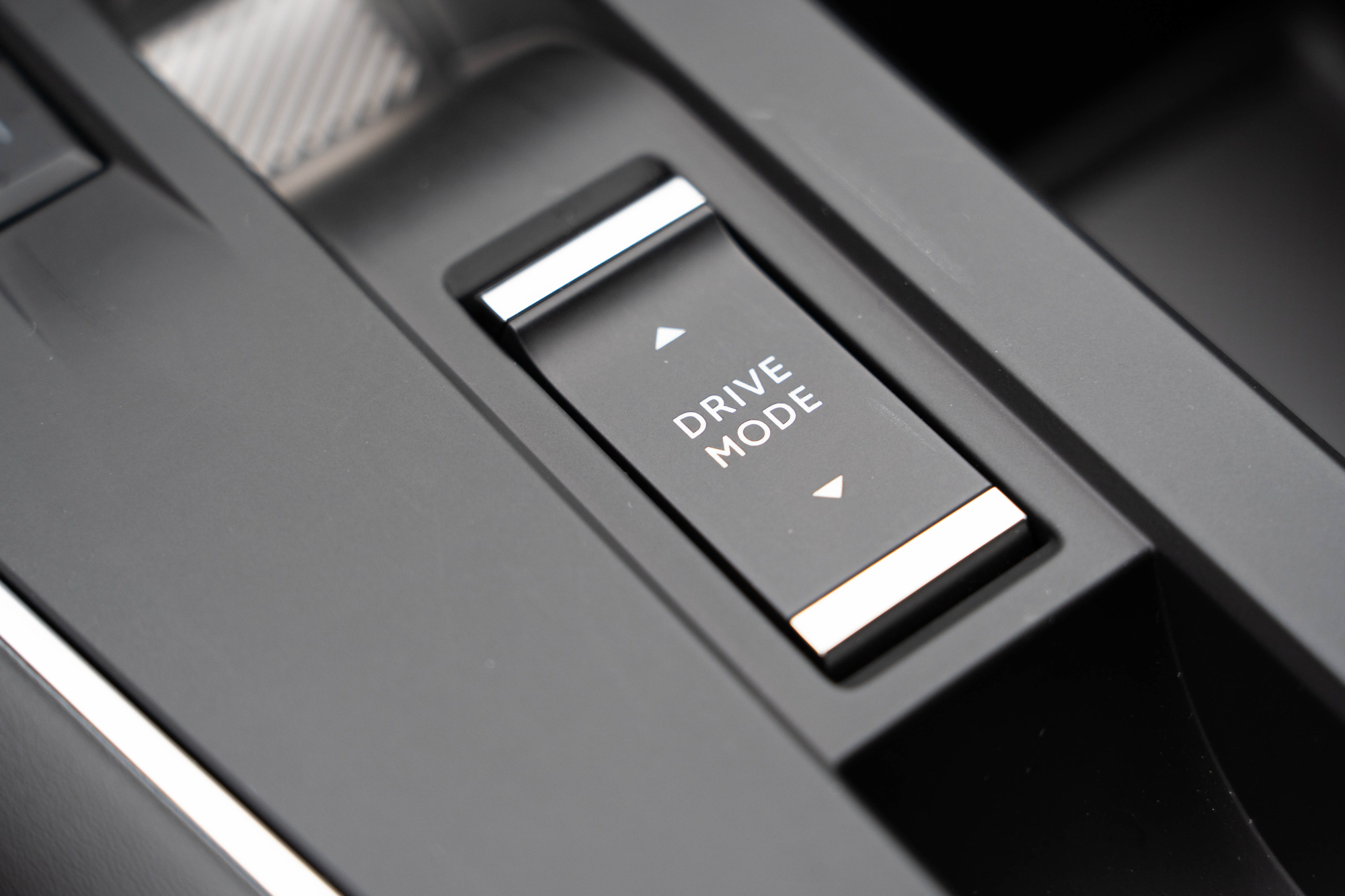 具備 ECO、標準、運動等三種模式的 DRIVE MODE,賦予車輛截然不同的駕馭調性。