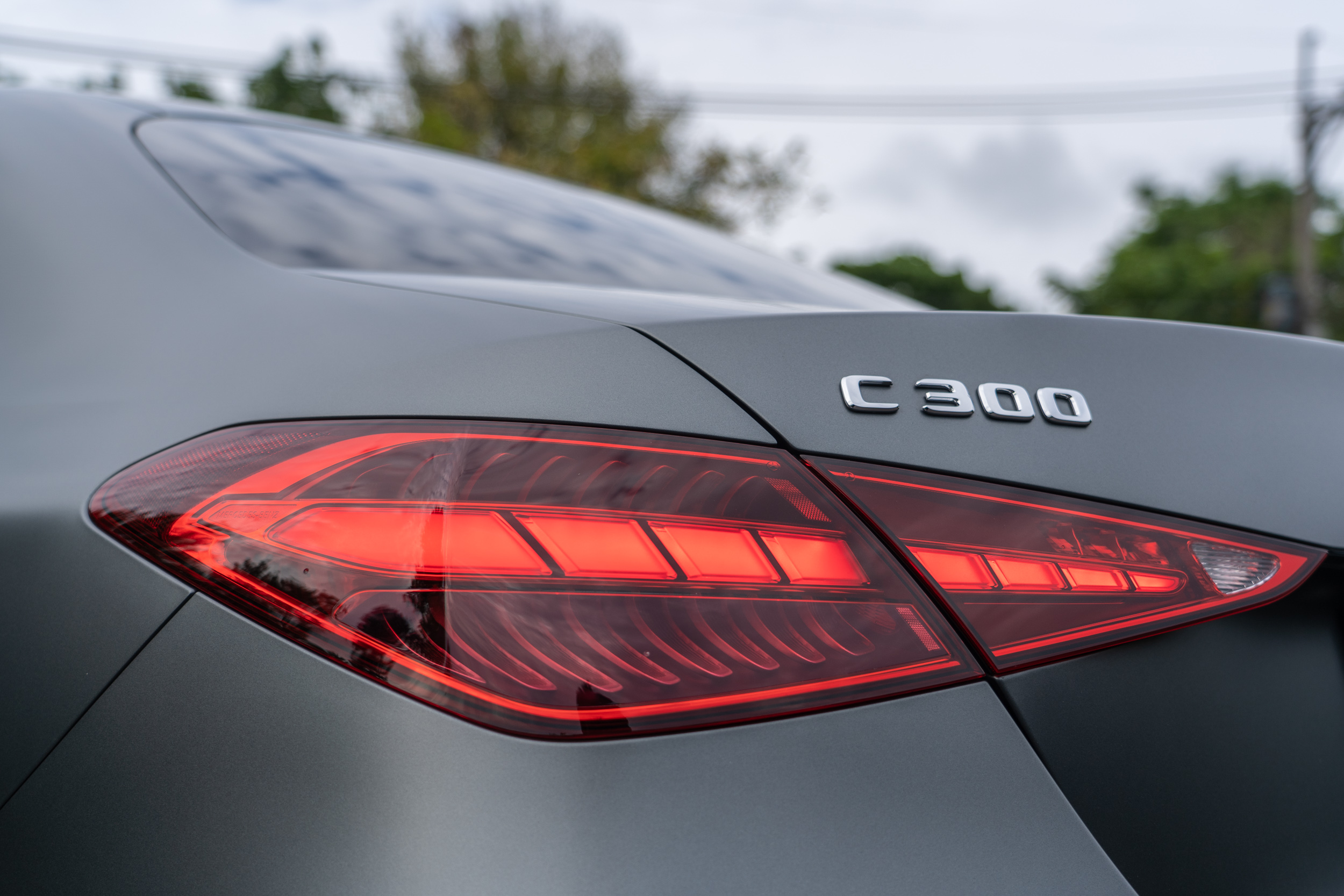 相較於上世代的直立式尾燈,W206 世代 C-Class 的分離橫式尾燈為改款辨識雙側鍍鉻排氣尾飾管特色之一。