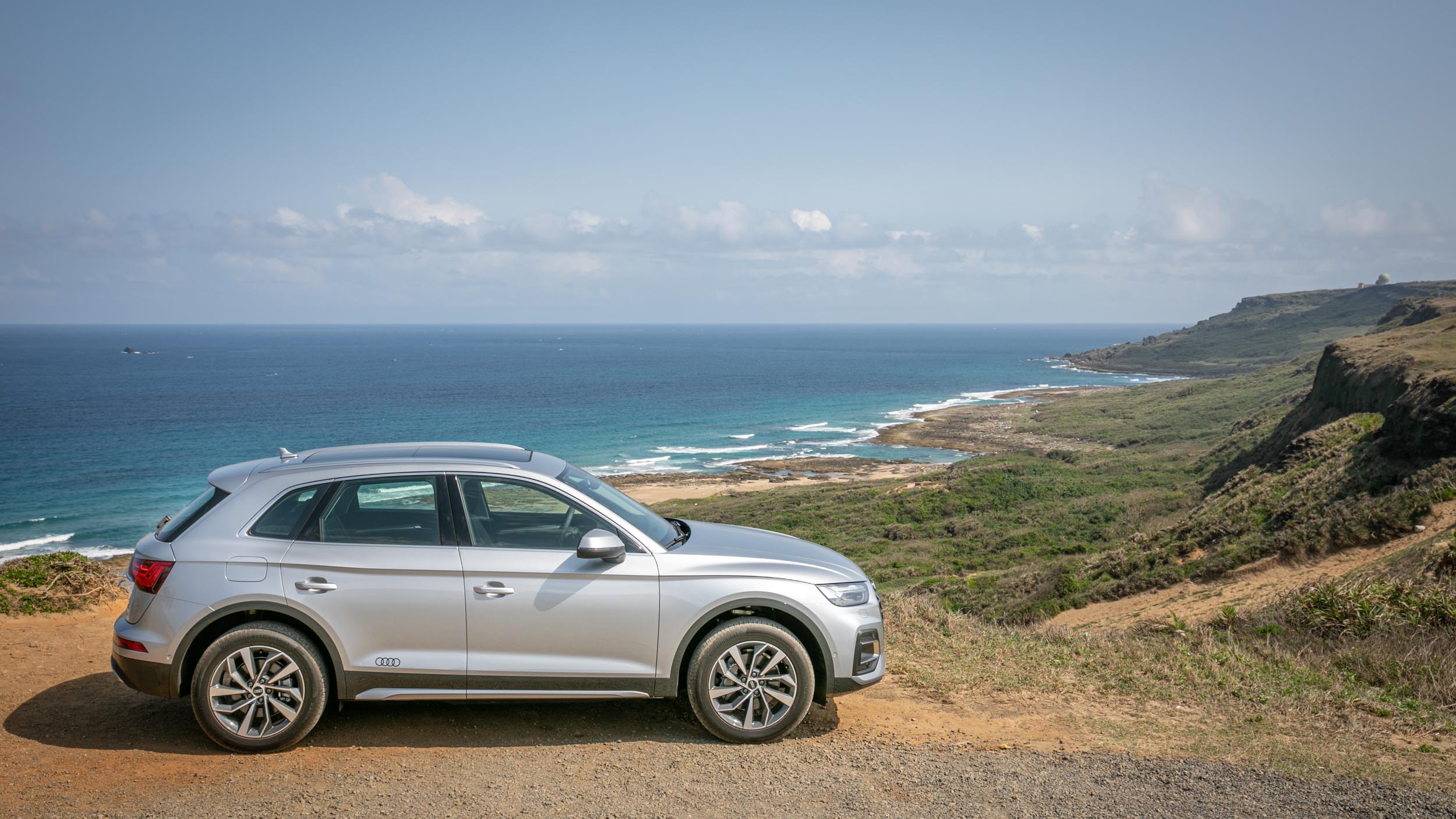 試駕車款為 Q5 45 TFSI quattro Edition One 車型,以 advanced 車型為基礎加上專屬套件,售價為新台幣 279 萬起。