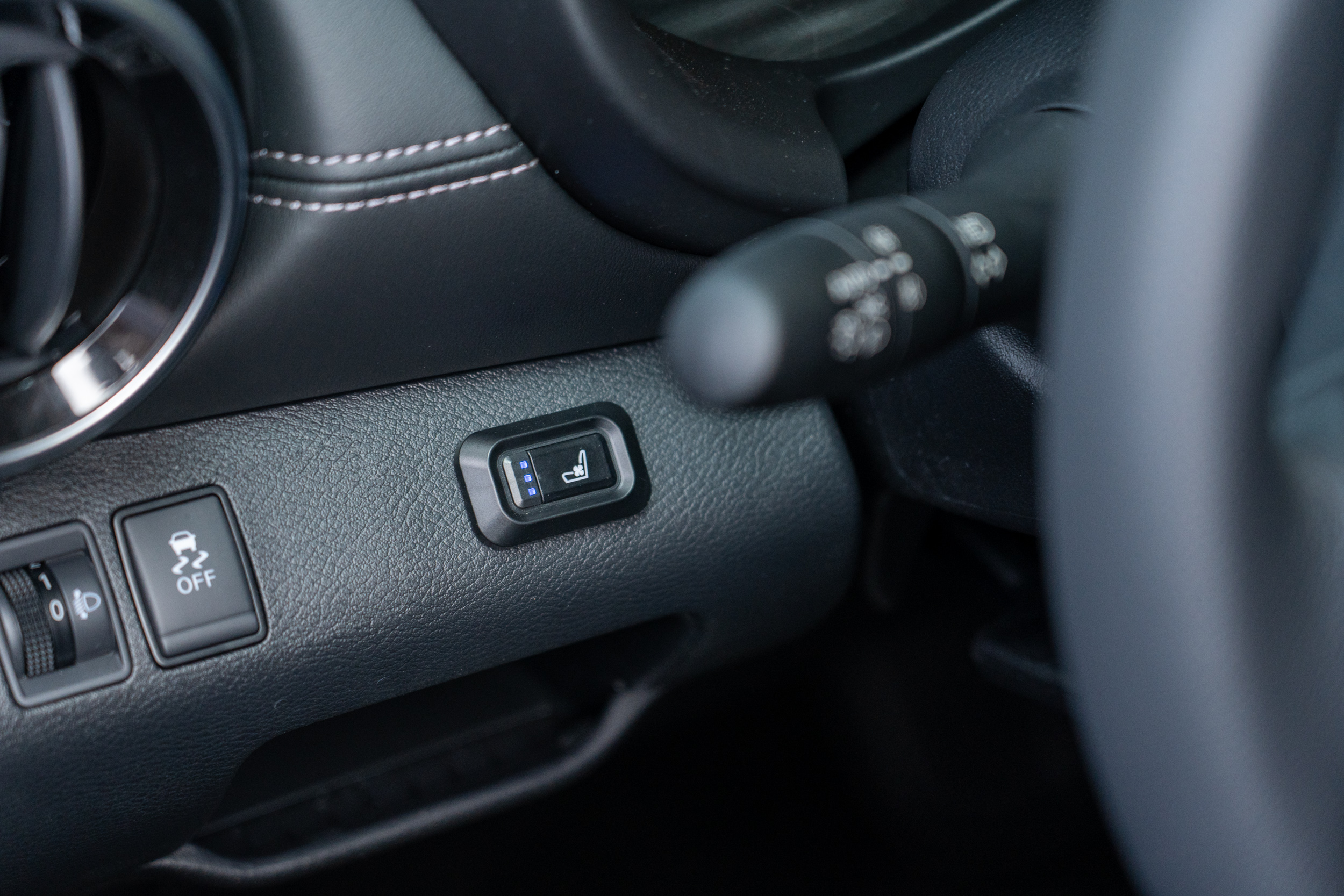 此次重點升級配備：雙前座通風座椅，圖為駕駛側開關介面。