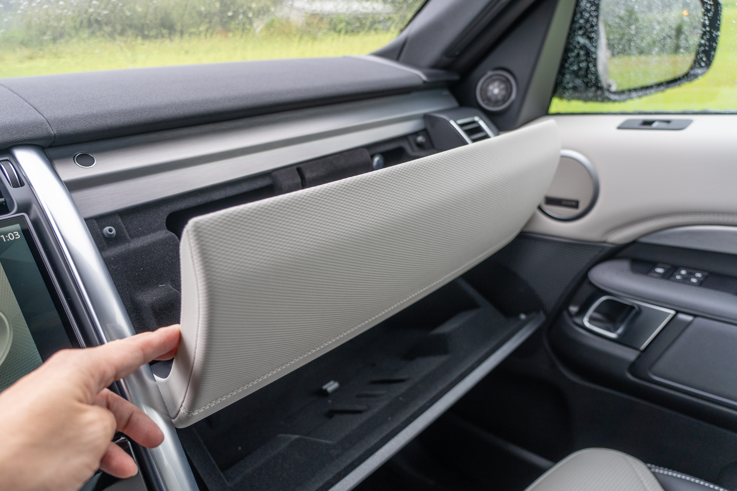 副駕駛前的雙層手套箱。