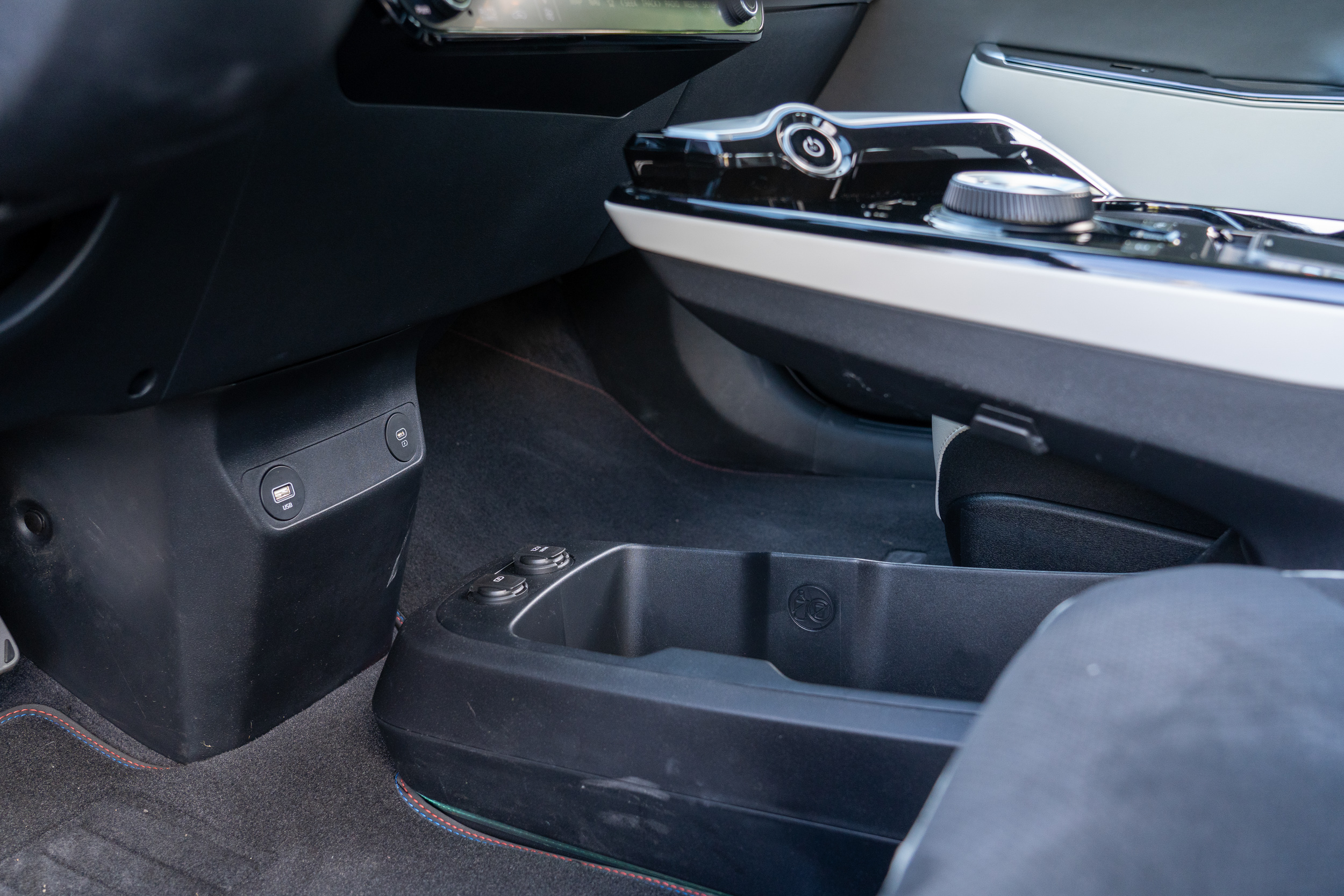 懸浮式的中央鞍座設計深具巧思,但可惜的是無法像 Ioniq 5 一樣可採前後滑移來擴增更多空間機能。