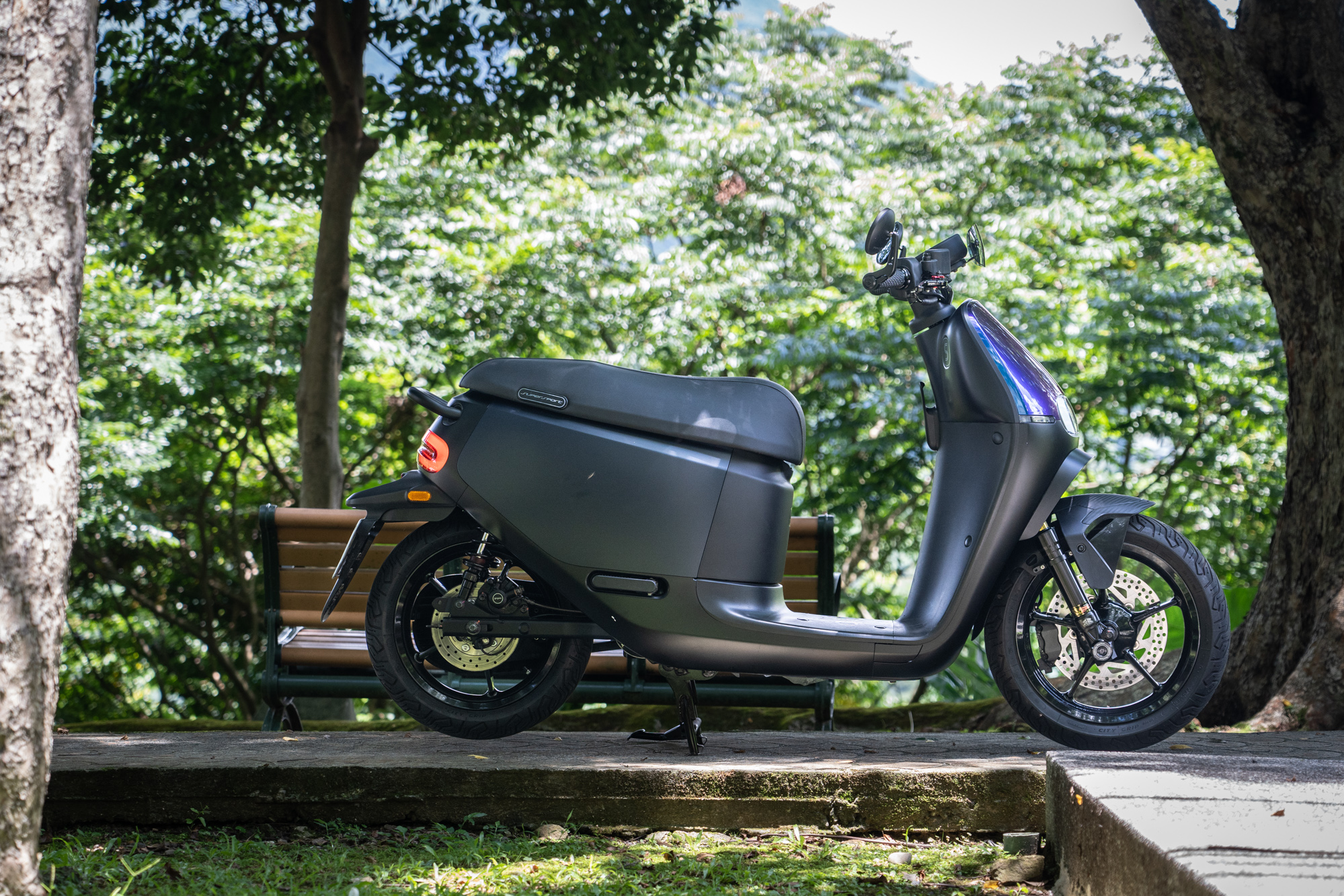 SuperSport TCS + 跑魂套件透過 Gogoro 於賽道上的實戰經驗淬煉,為街道上的車款提供更佳的騎乘樂趣與實用價值。