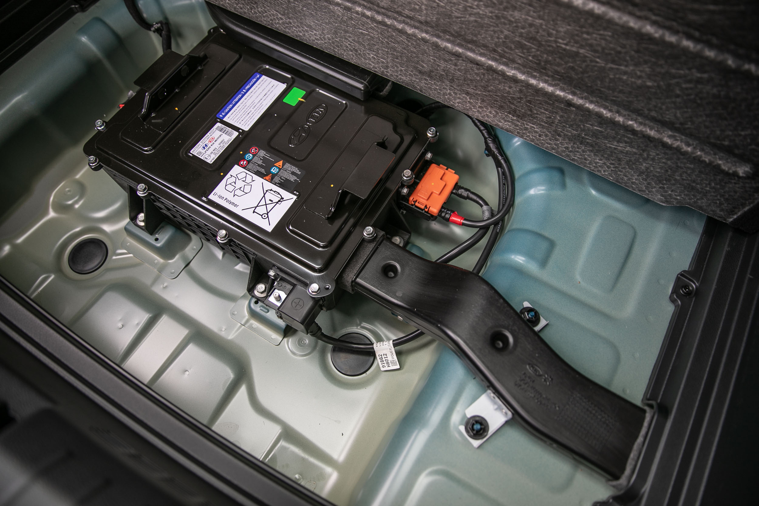 48V 輕油電的電池設置於後廂底板下。