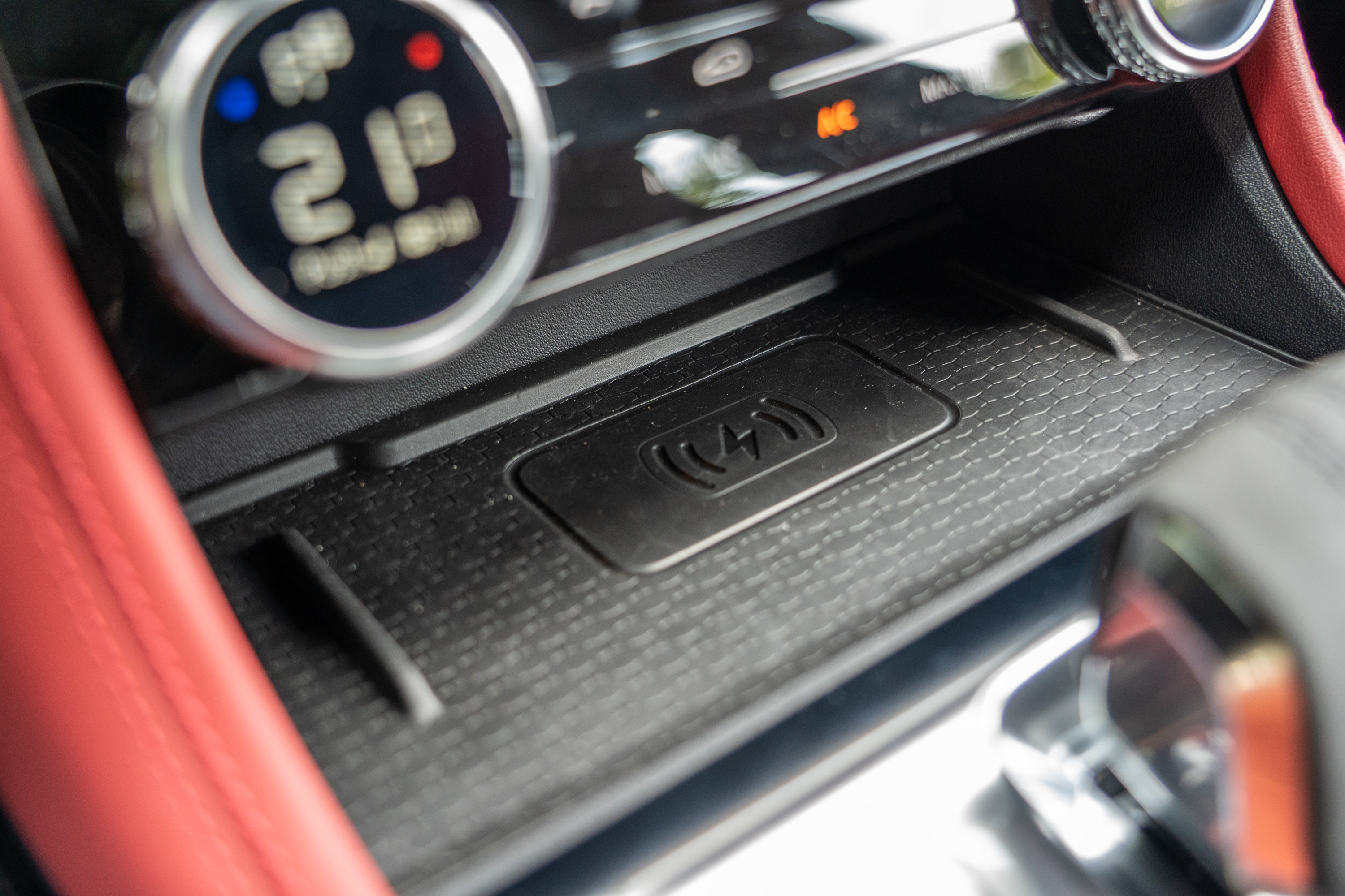 手機無線充電板需要加價 6,300 元。