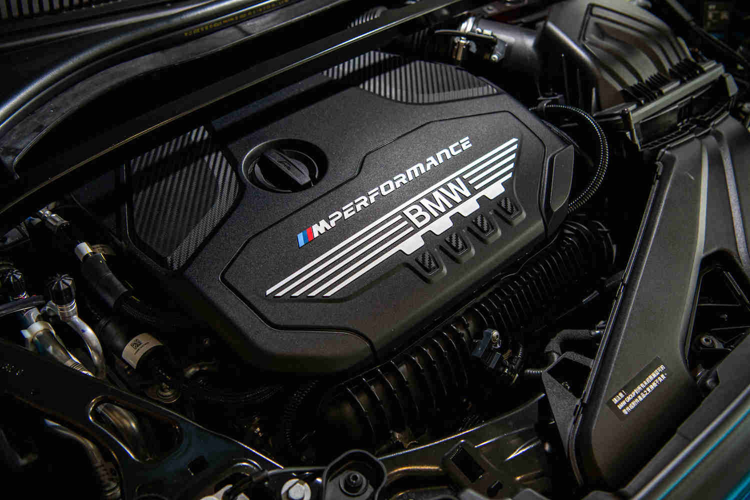 BMW M235i xDrive Gran Coupé 植入史上最強勁的 TwinPower Turbo 直列 4 汽缸汽油引擎，擁有 306 匹的最大馬力、450 牛頓米的最高扭力，更可以繳出 0-100kmh 加速 4.9 秒的出色成績。