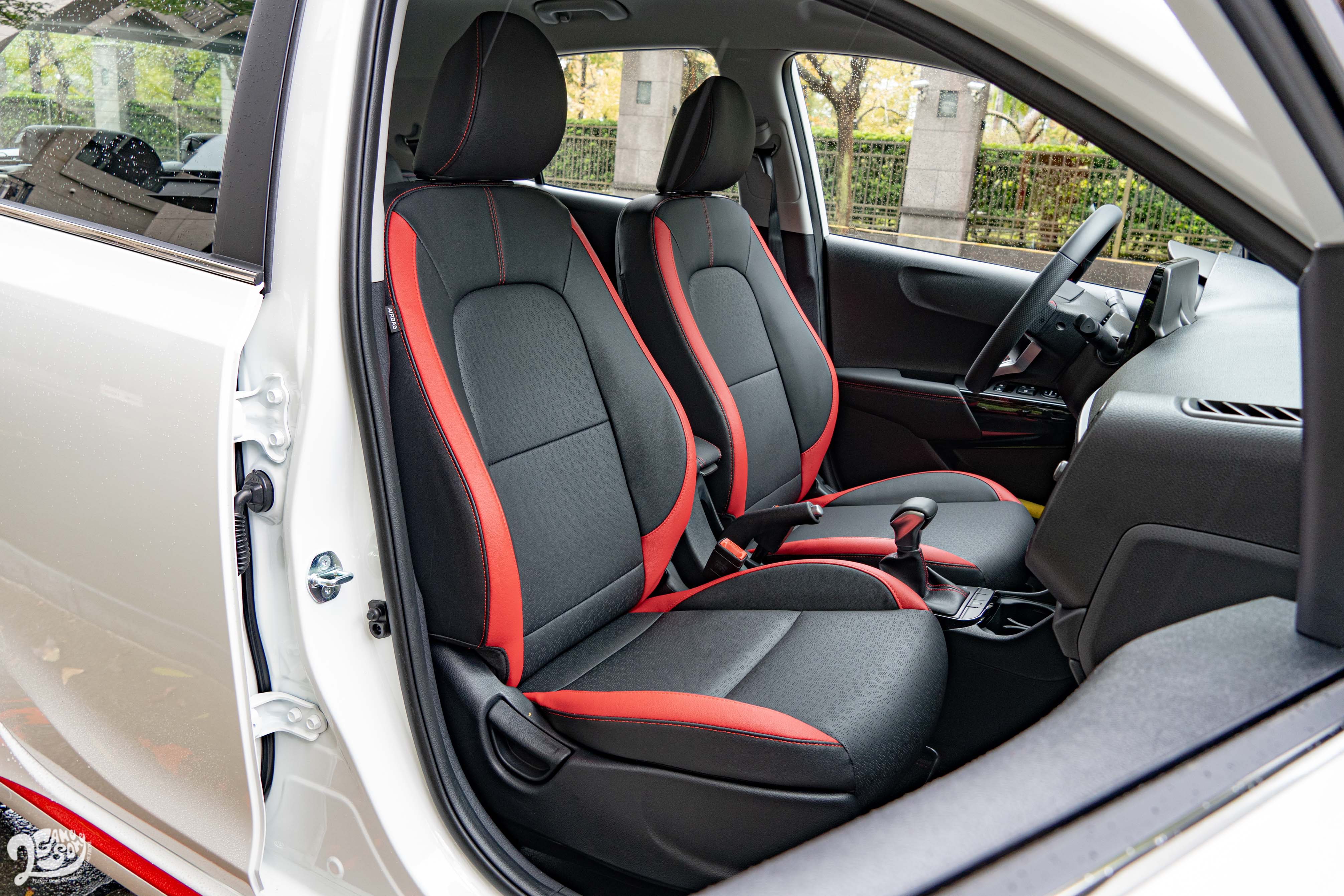 雙色透氣皮椅給予適當的橫向支撐，駕駛座高度也可調整。