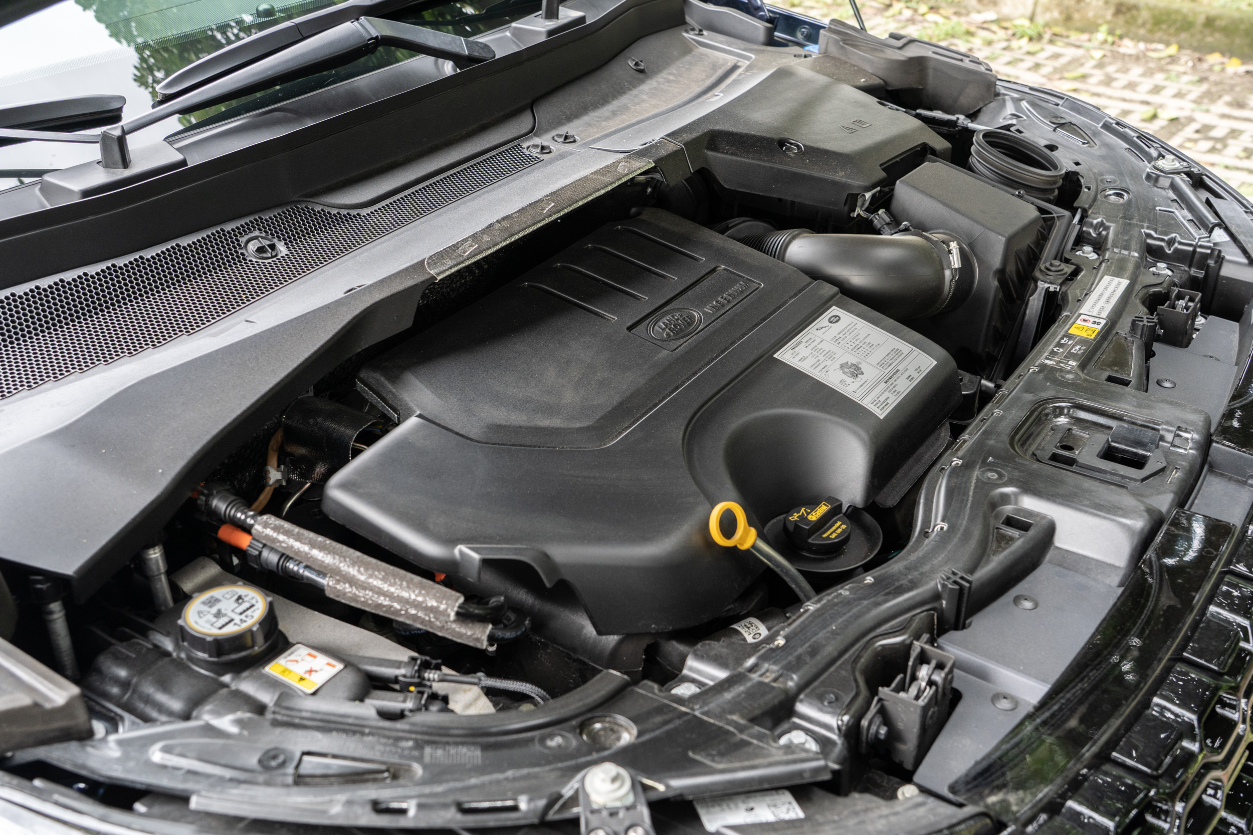 Discovery Sport P250 R-Dynamic SE 搭載 2.0 升渦輪增壓汽油引擎，可輸出 249ps 最大馬力與 365Nm 最大扭力。