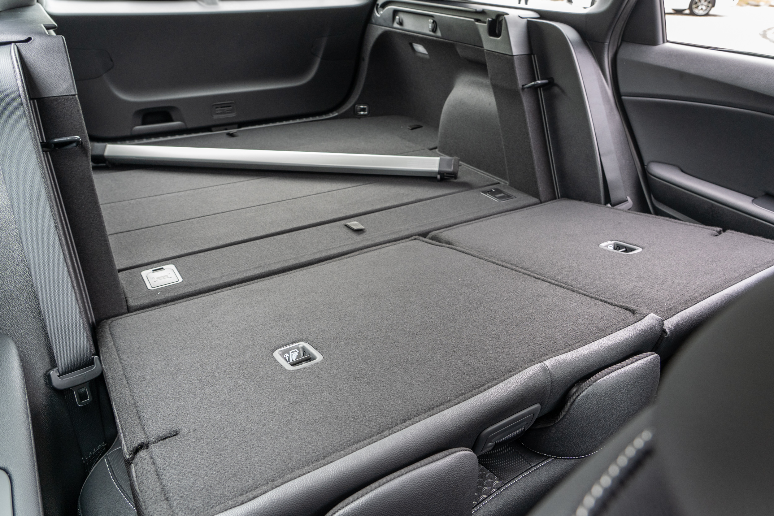 後座椅背傾倒後,最大置物容積可達 1,581 公升。