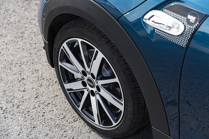 MINI Cabrio Sidewalk Edition 專屬方向燈飾板與 Scissor Spoke 雙色輪圈。
