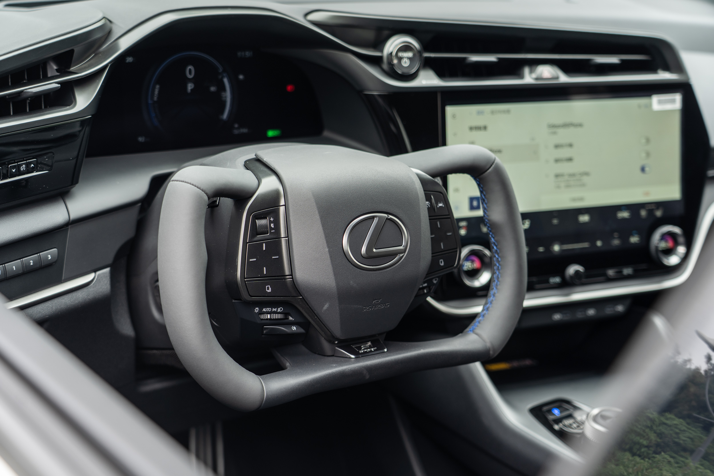 線控轉向科技的運動化造型方向盤，從左死點到右死點僅有200度左右。