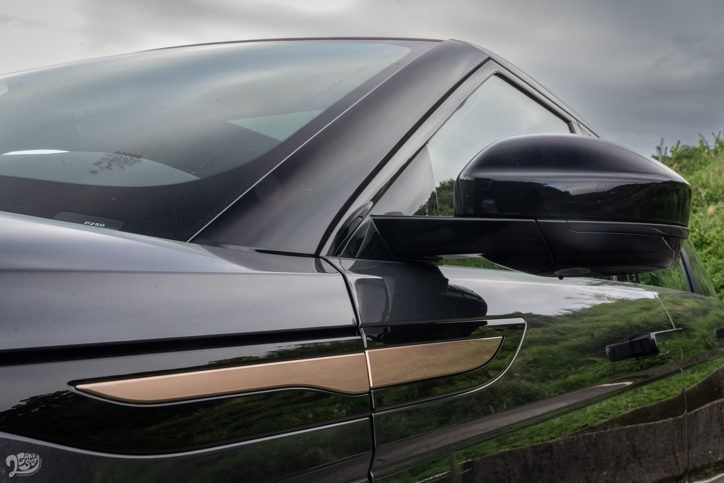 後視鏡護蓋同樣採用黑色設計,搭配銅色飾條更形成明顯對比。