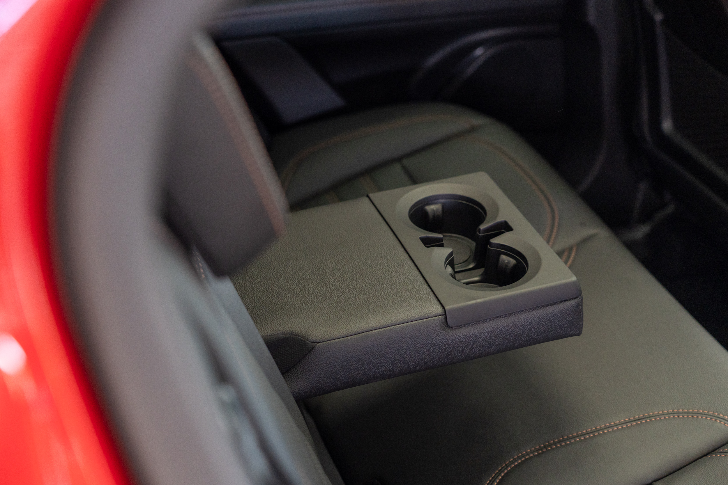 後座中央有具備扶手與置杯架設計。