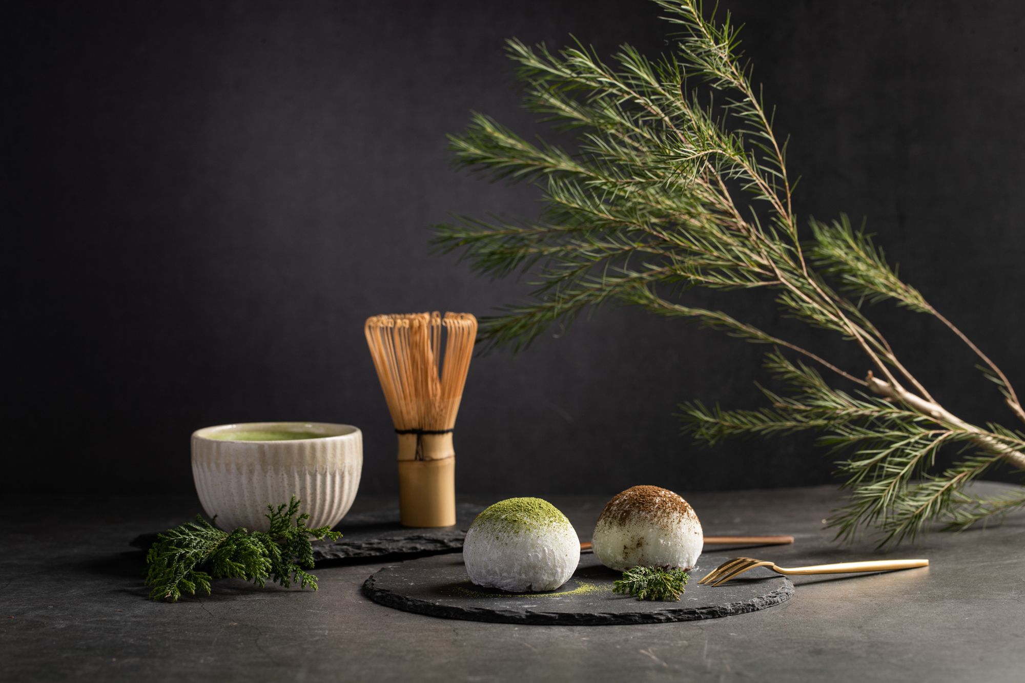 使用正統日本茶製成，「TSUJIRI 辻利茶舗」的抹茶與焙茶冰心大福。