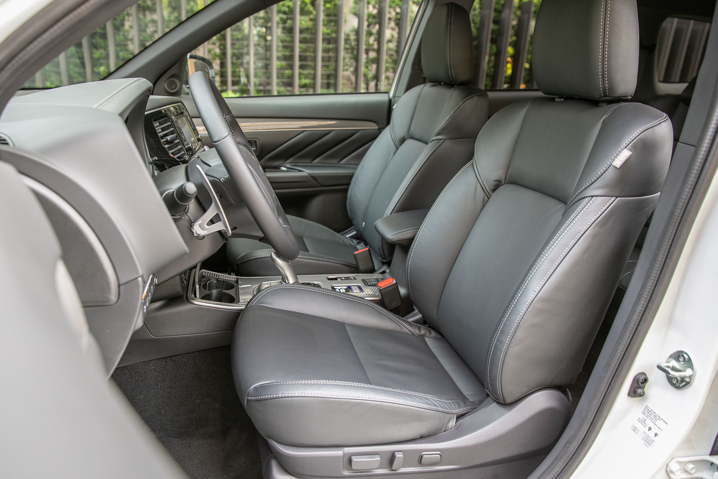 配備八向電動調整駕駛座椅、駕駛座電動腰靠、雙前座加熱功能。