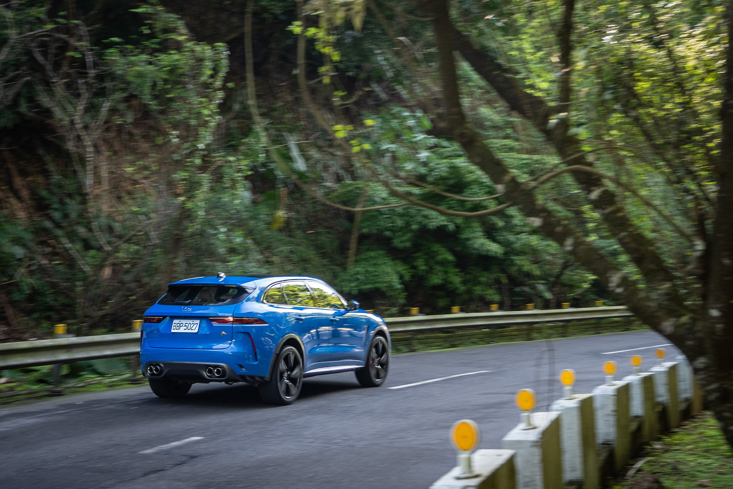 F-Pace SVR 聽話的在駕駛的驅策之間展現各種表情,人豹一體的共同面對彎道的攻擊,這樣的暢快,或許也是另種樂趣?