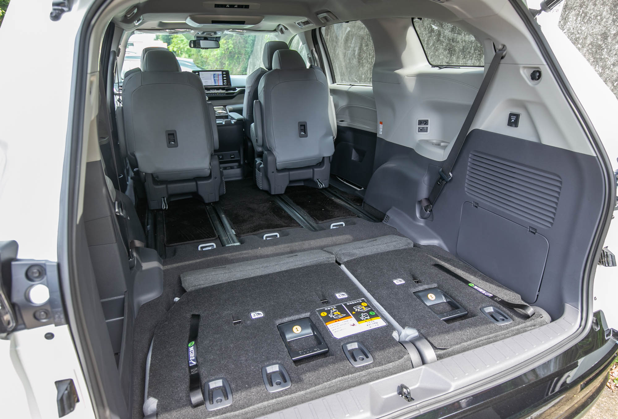 第三排收納、第二排前推後的空間展示。