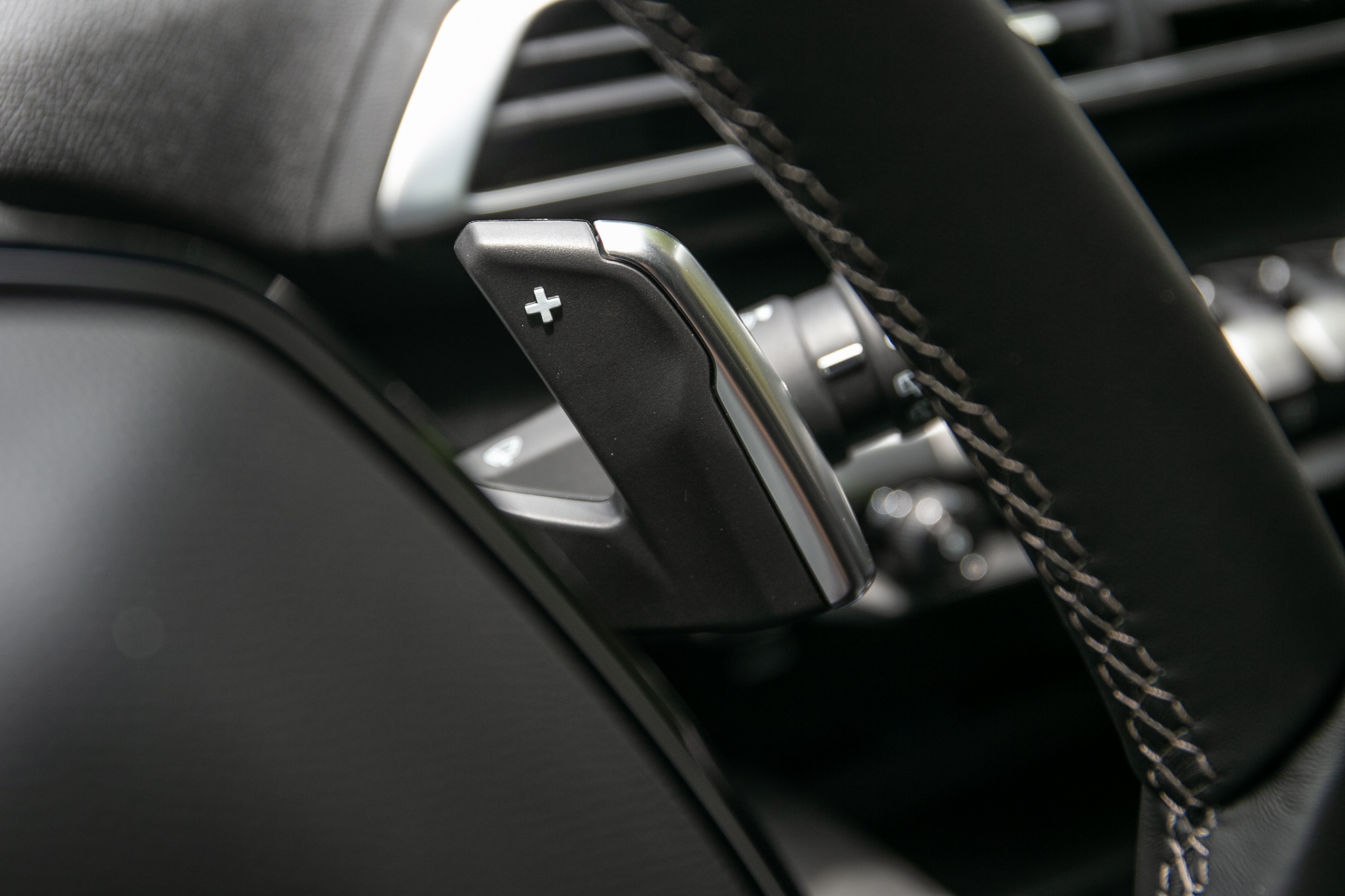 方向盤換檔撥片相當精緻,黑色部分為固定設計,銀色部分才是撥桿處。