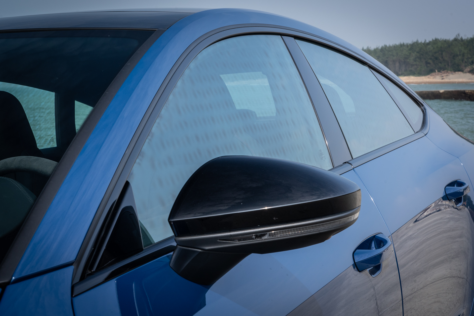 後視鏡外殼也為黑色設計。