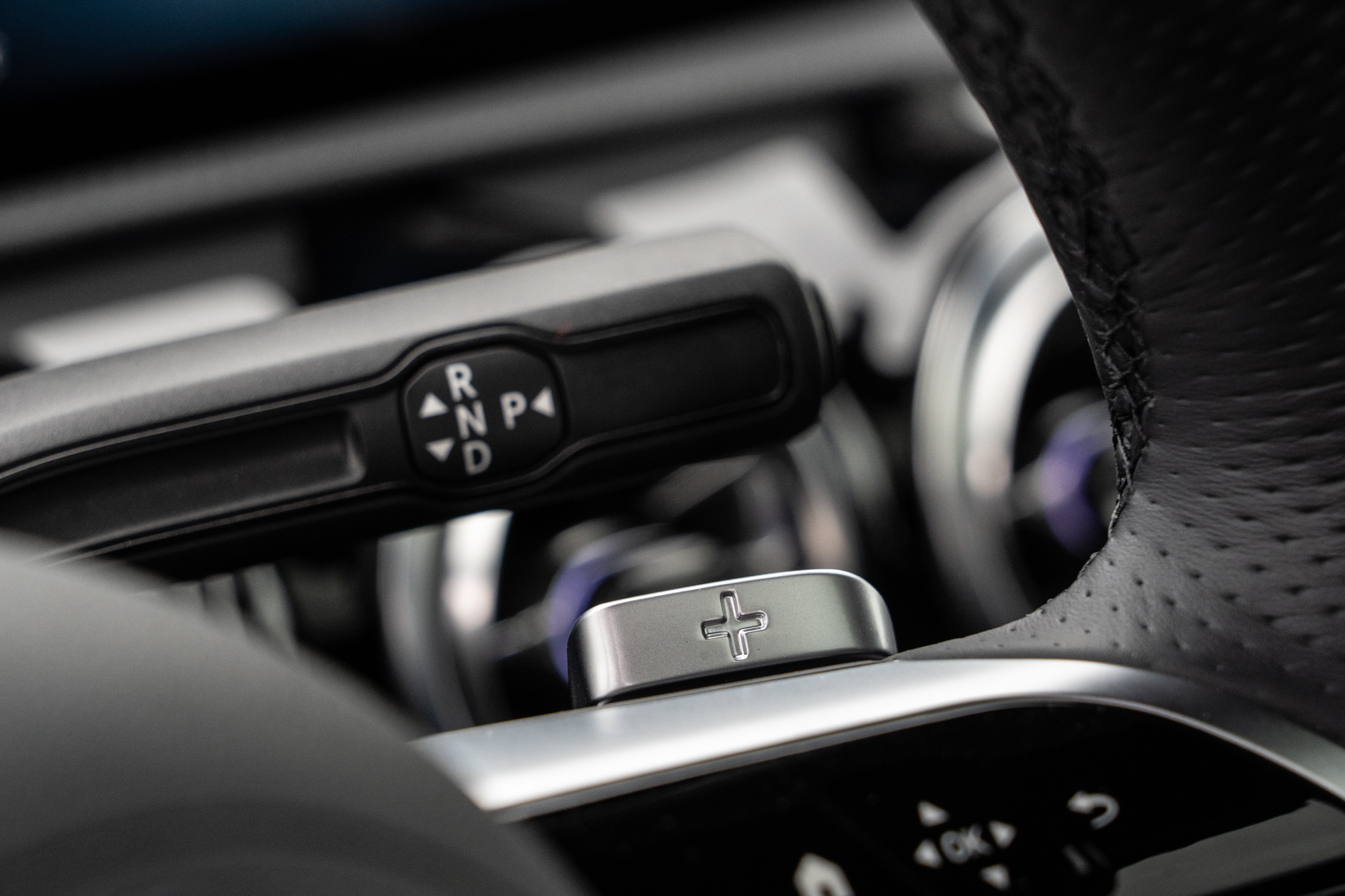 排擋桿依舊設置於方向基柱上，並有換檔撥片設計。