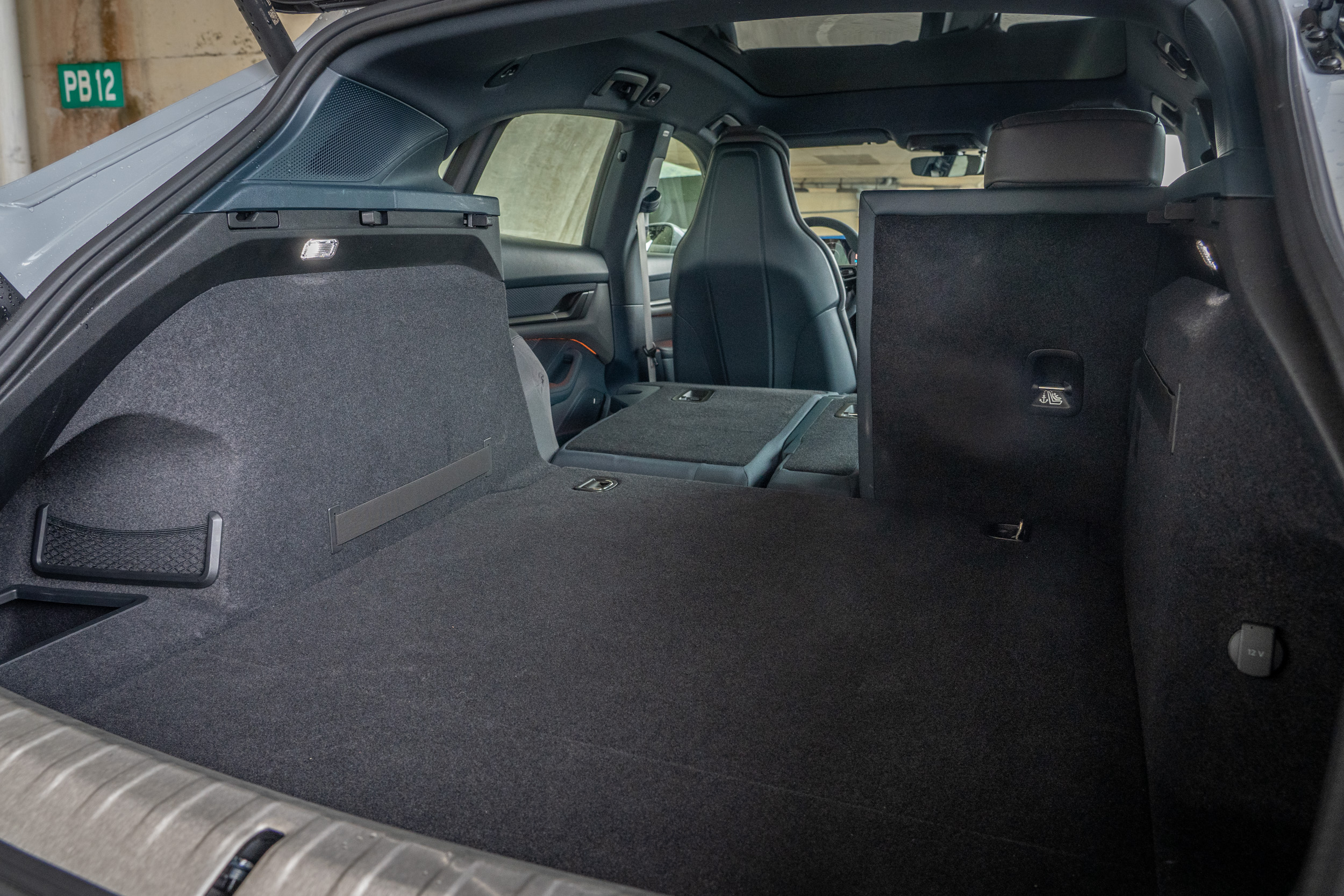 標準乘坐狀態下,後廂置物容積為 446 公升,略大於 Taycan 4S 的 407 公升。